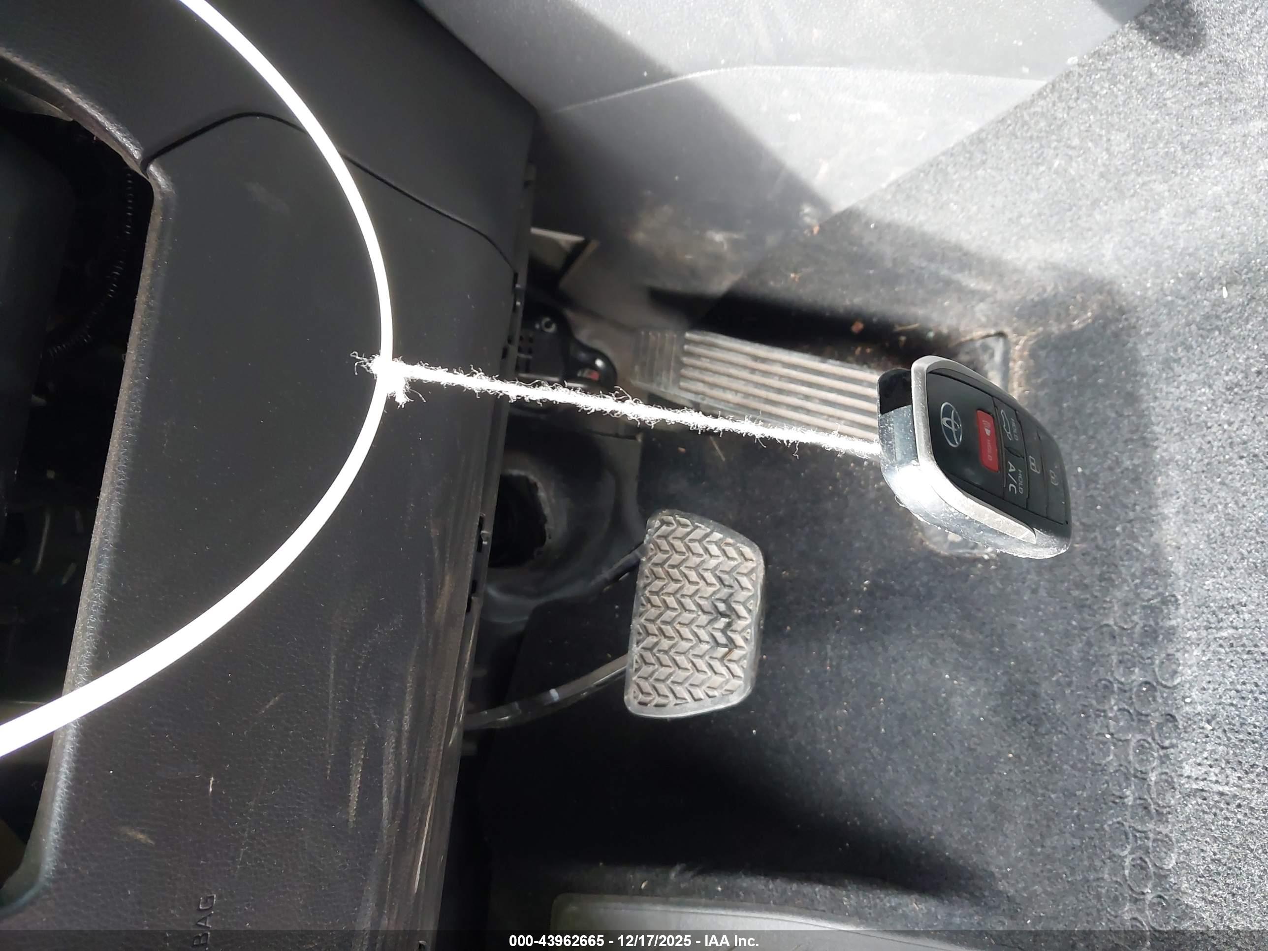 TOYOTA RAV4 image 11