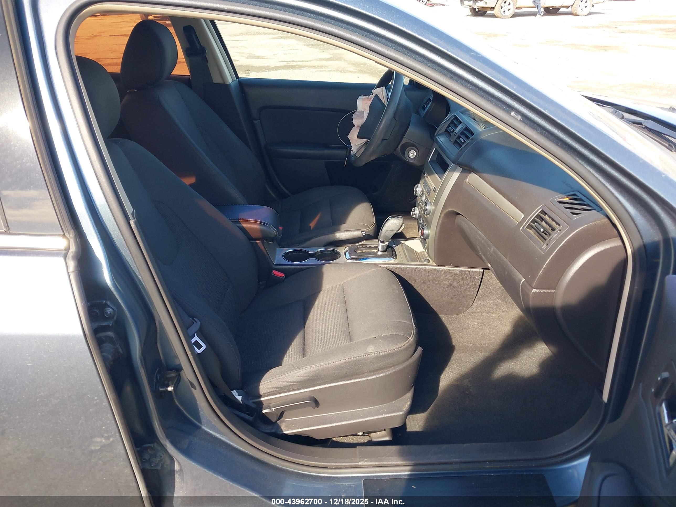 FORD FUSION image 5