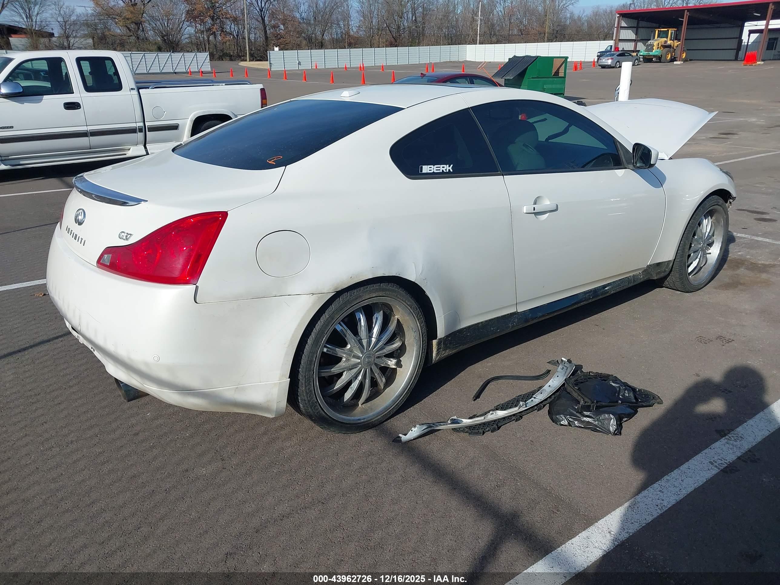 INFINITI G37 image 4