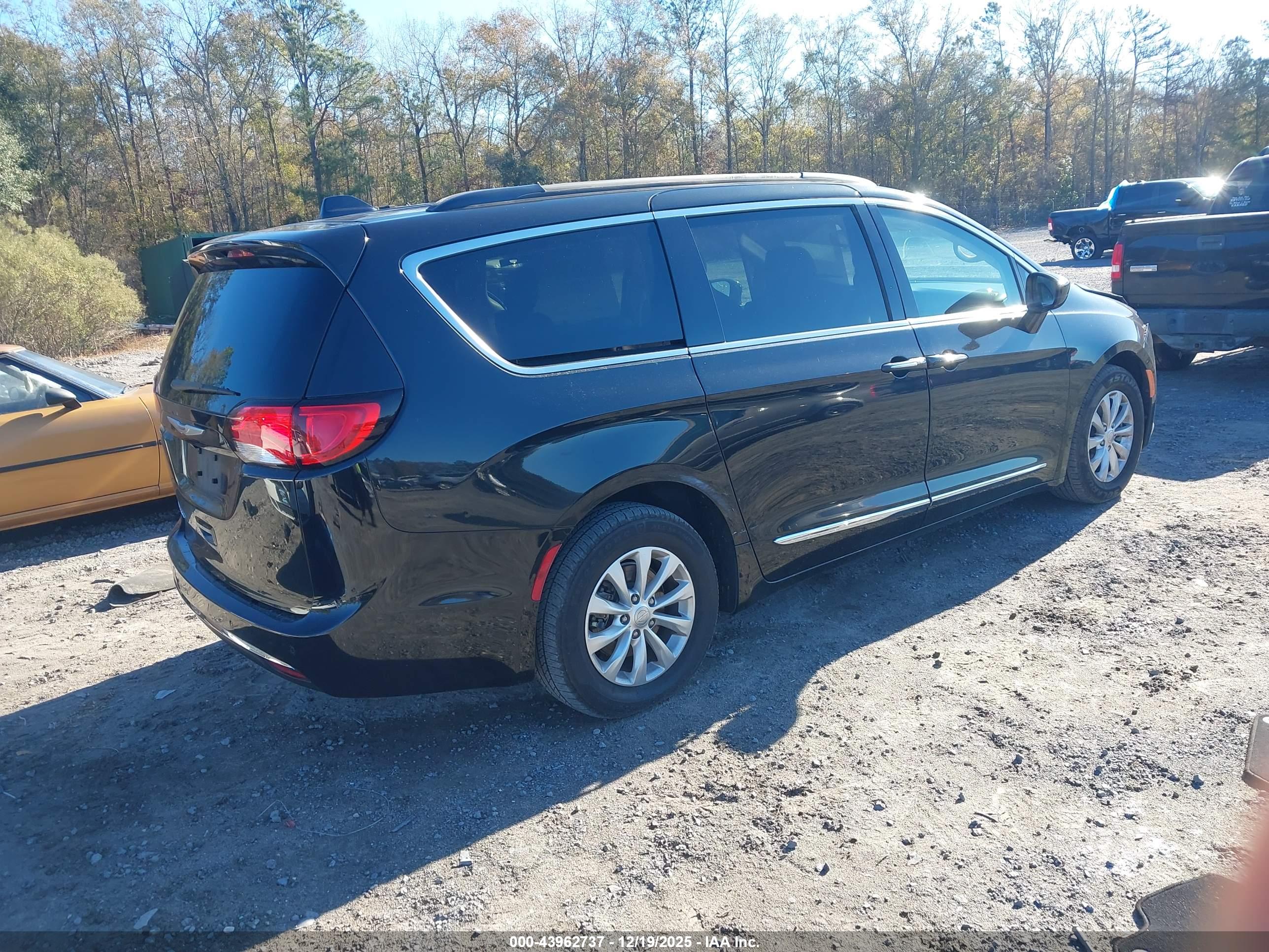 CHRYSLER PACIFICA image 4