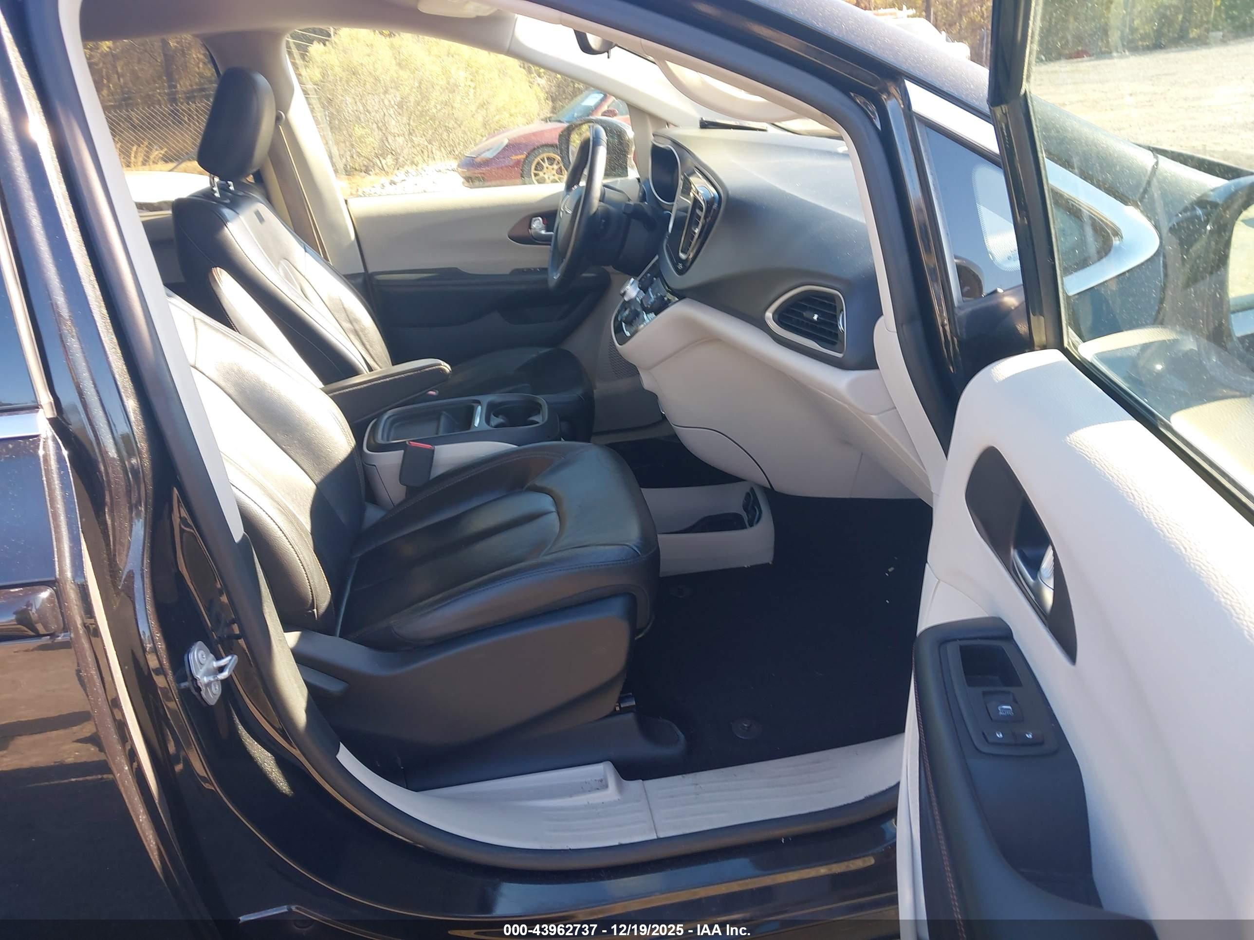 CHRYSLER PACIFICA image 5