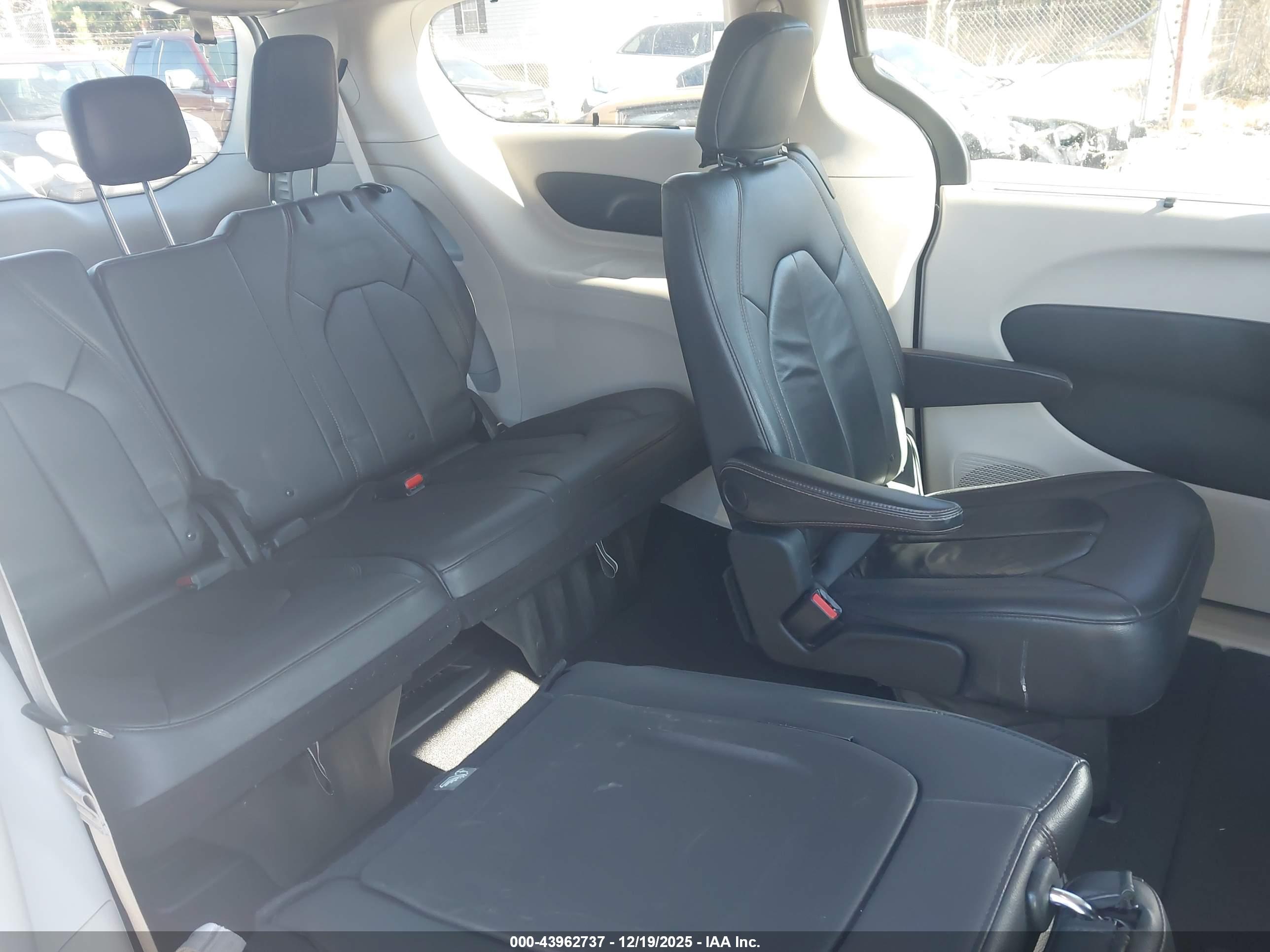 CHRYSLER PACIFICA image 8