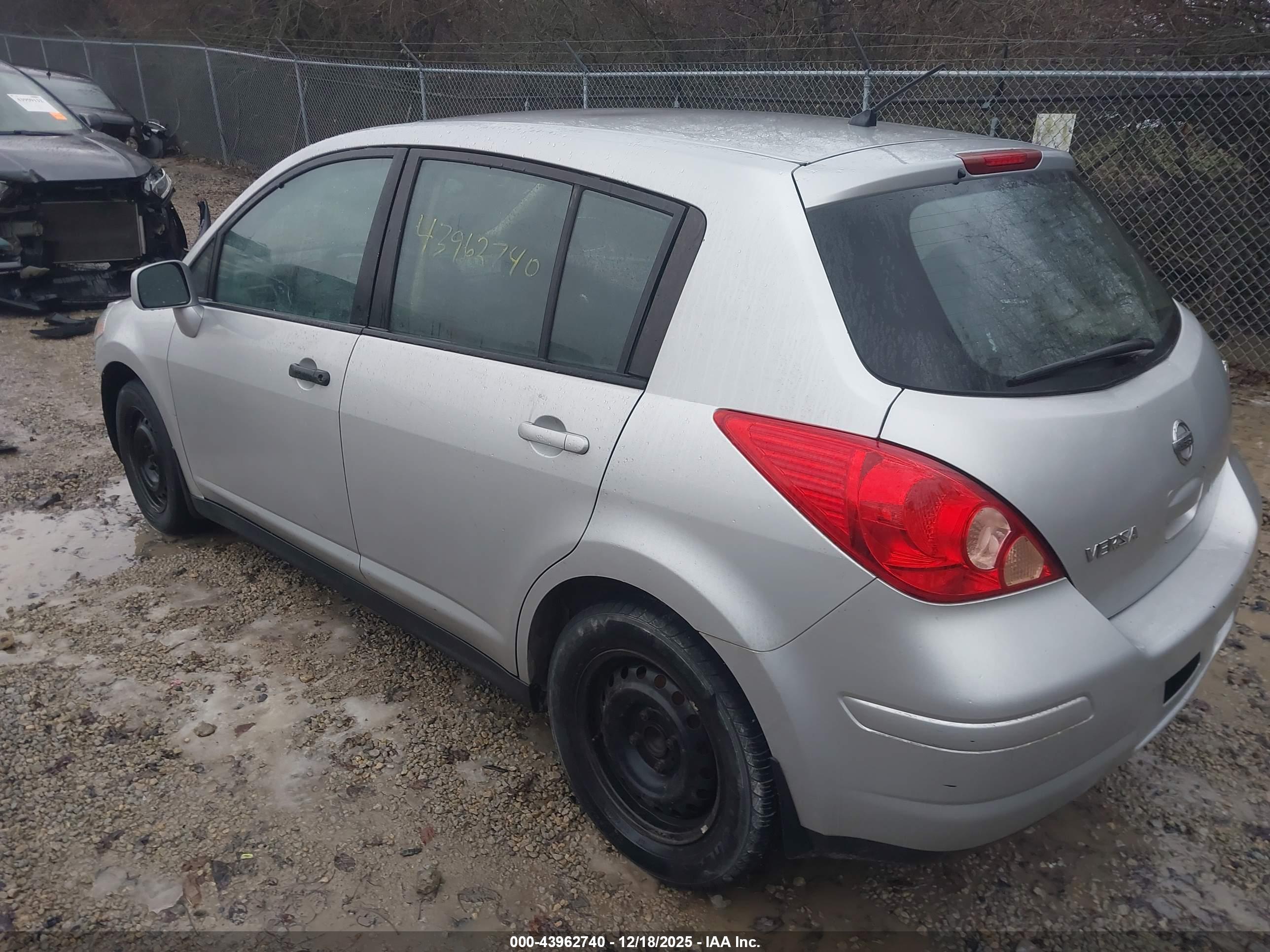 NISSAN VERSA image 3