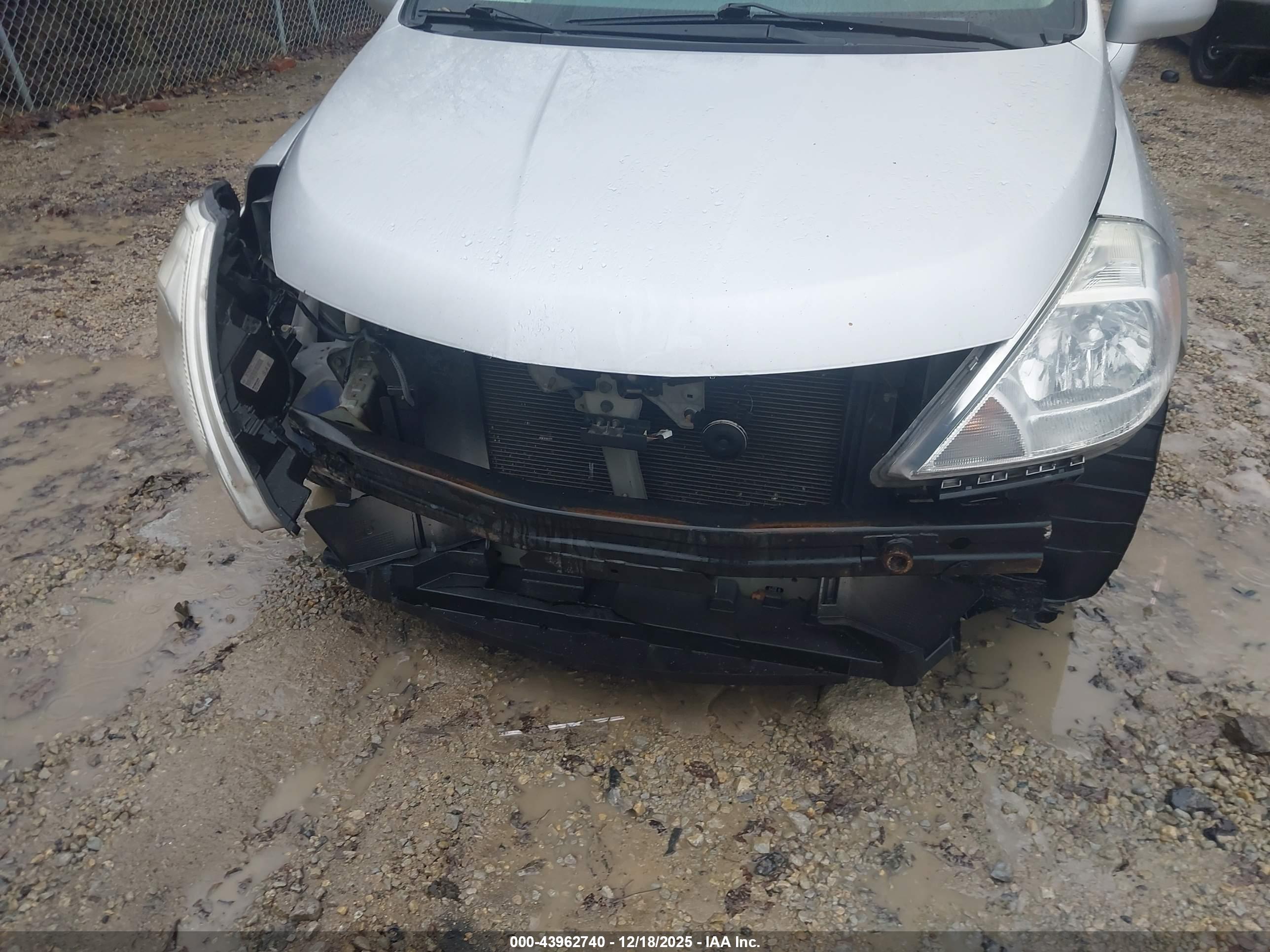 NISSAN VERSA image 6