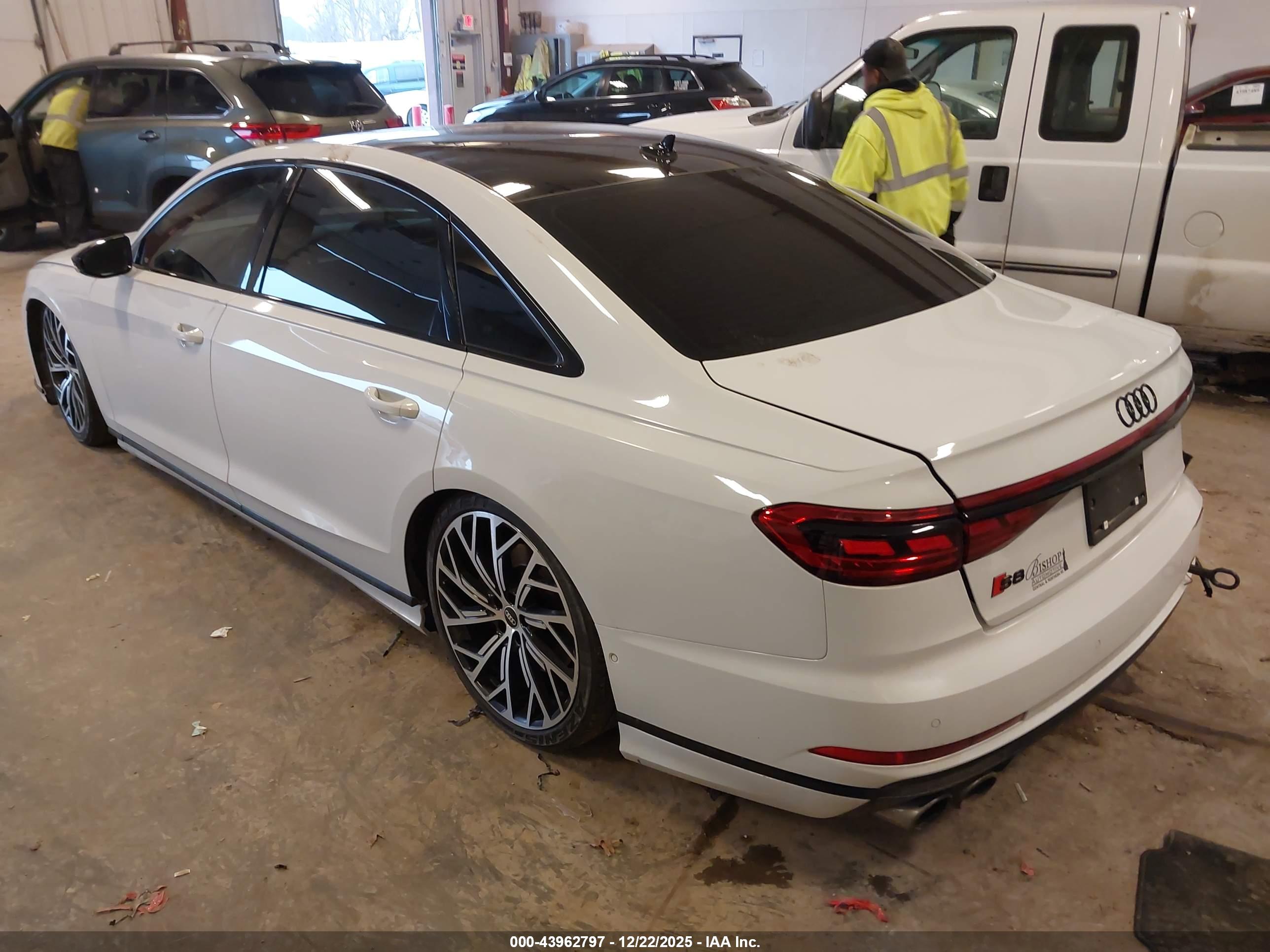 AUDI S8 image 3