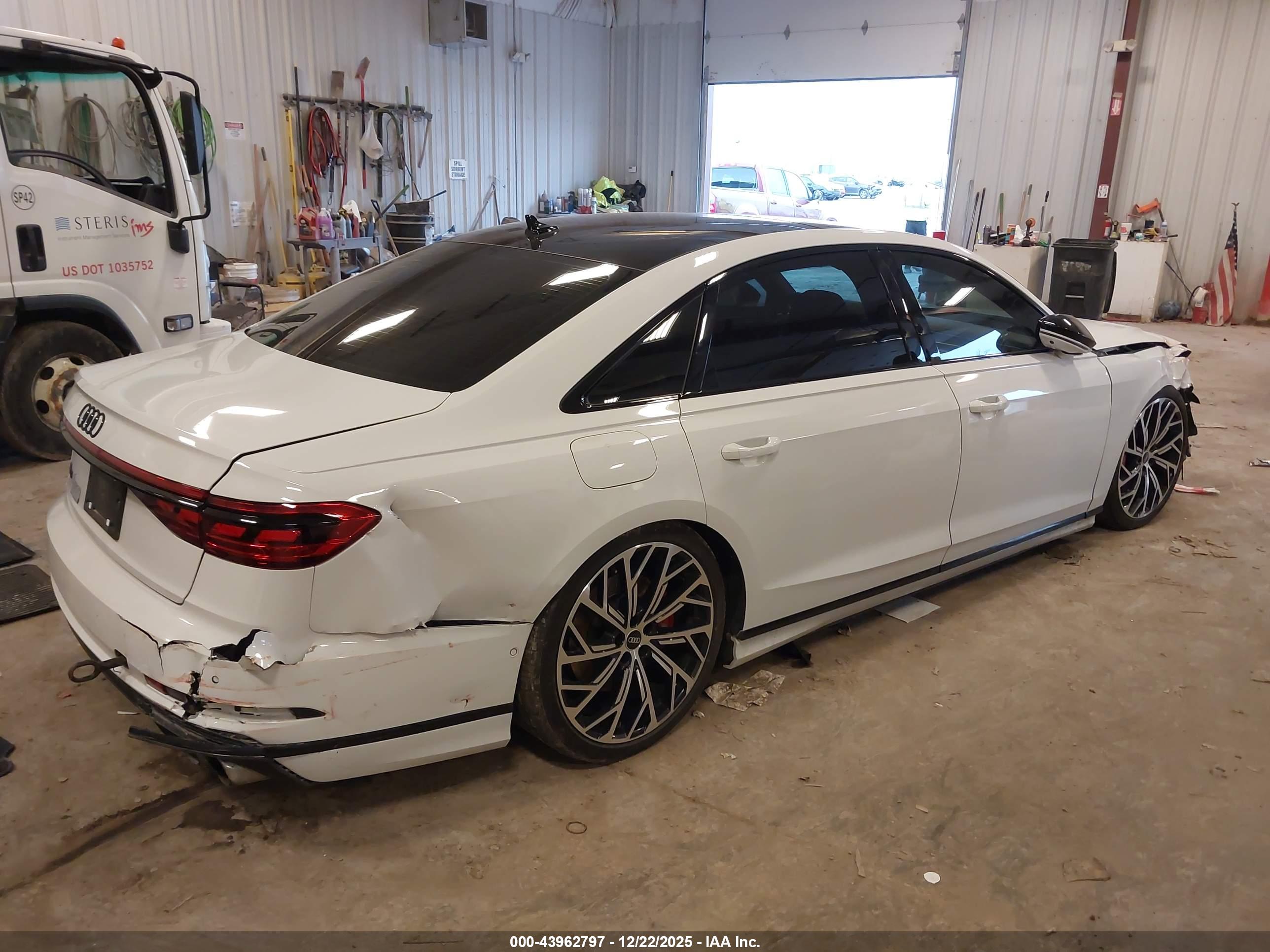 AUDI S8 image 4