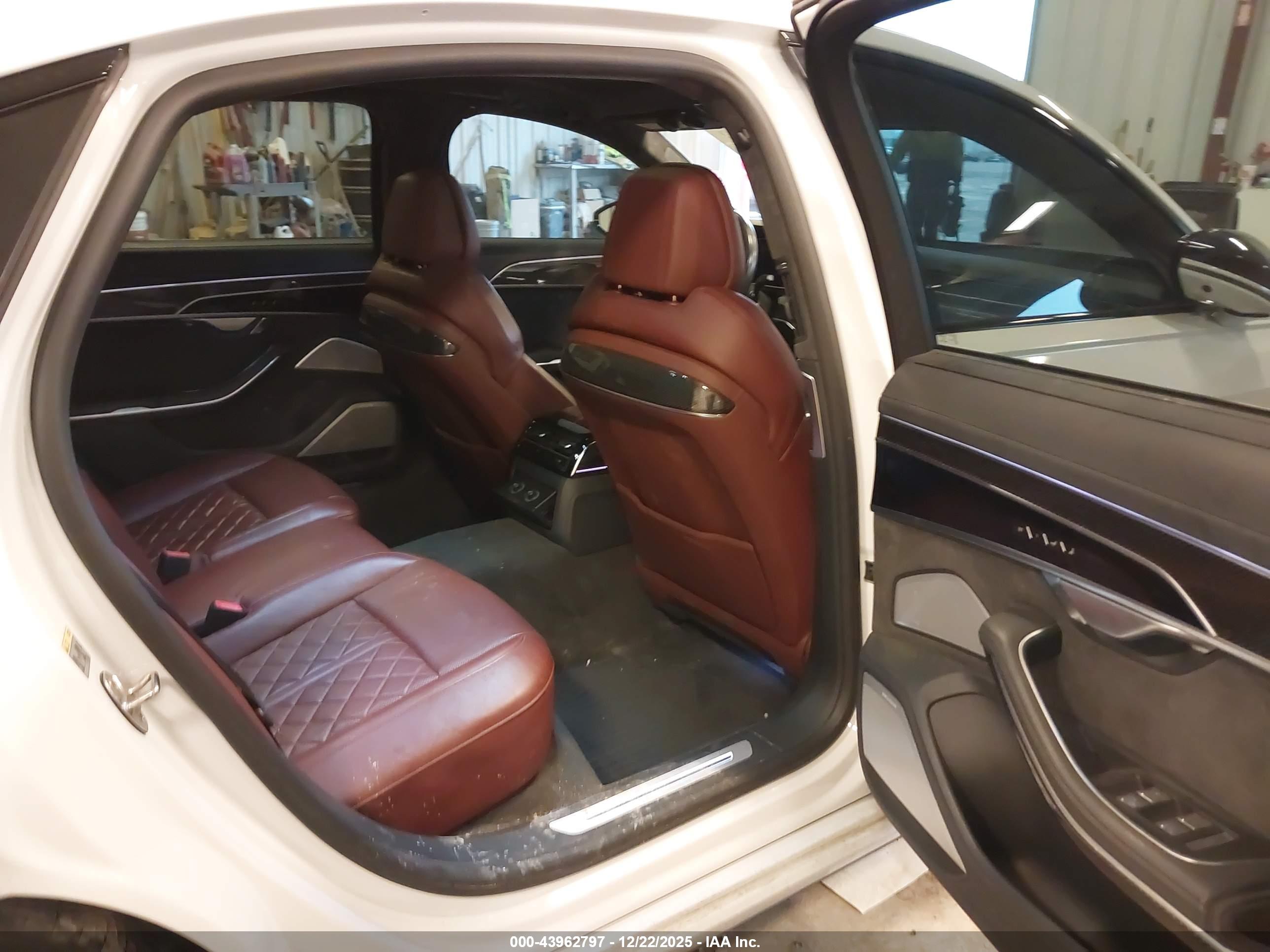 AUDI S8 image 8