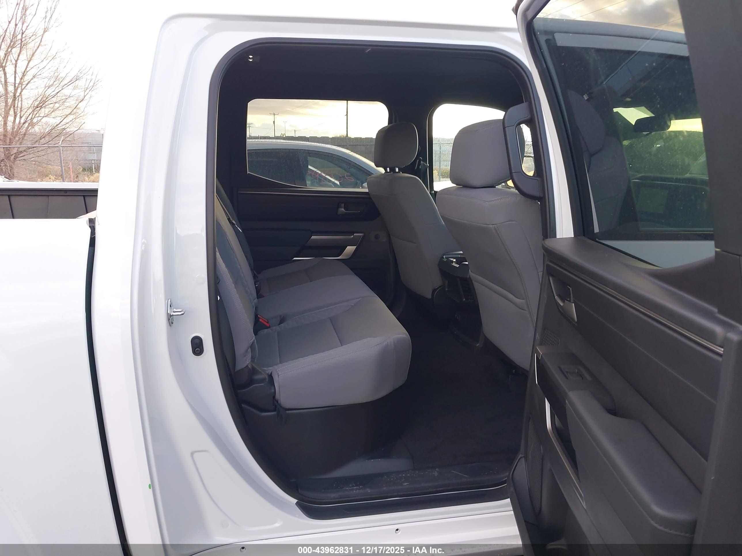 TOYOTA TUNDRA image 8