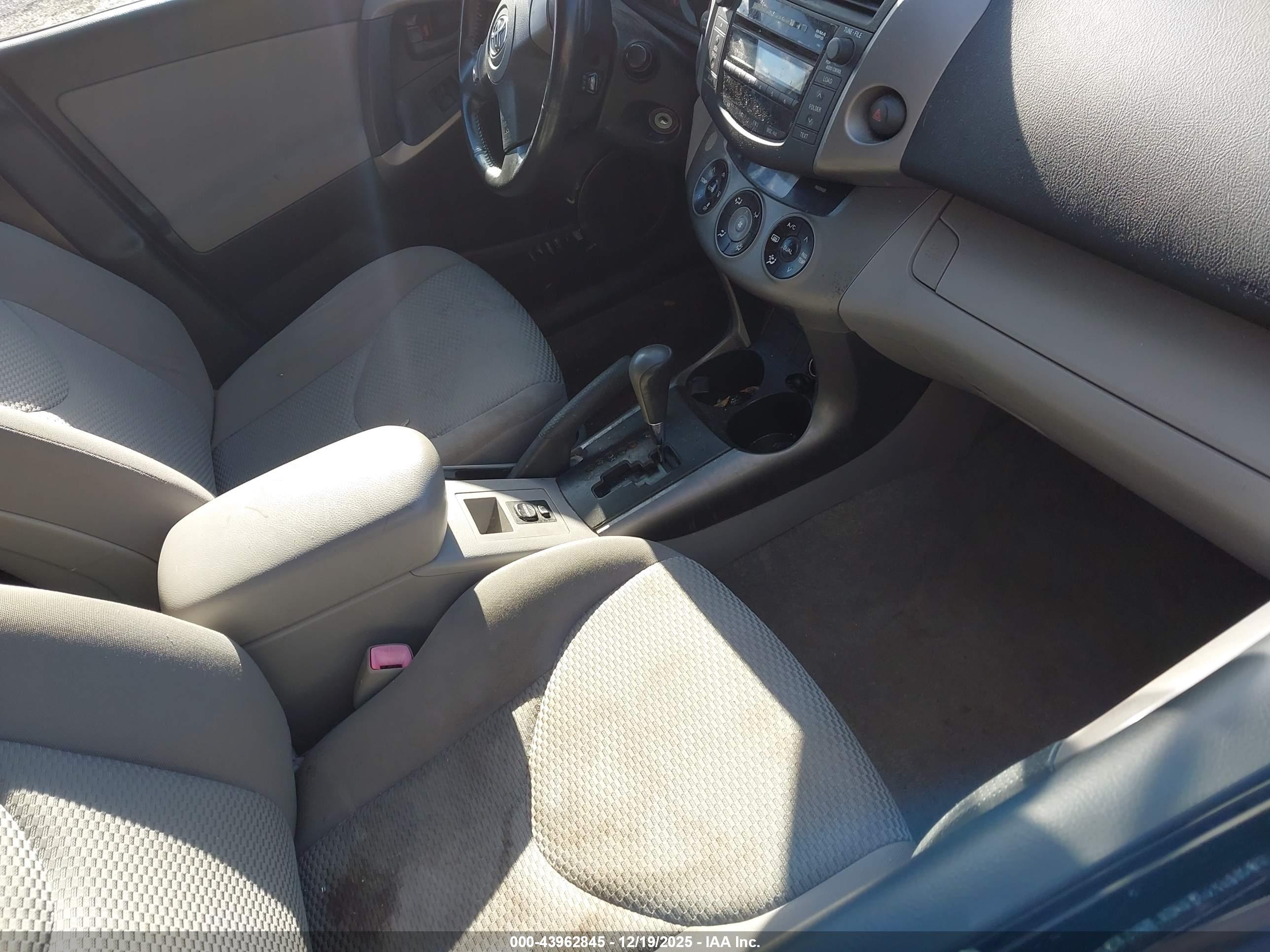 TOYOTA RAV4 image 5
