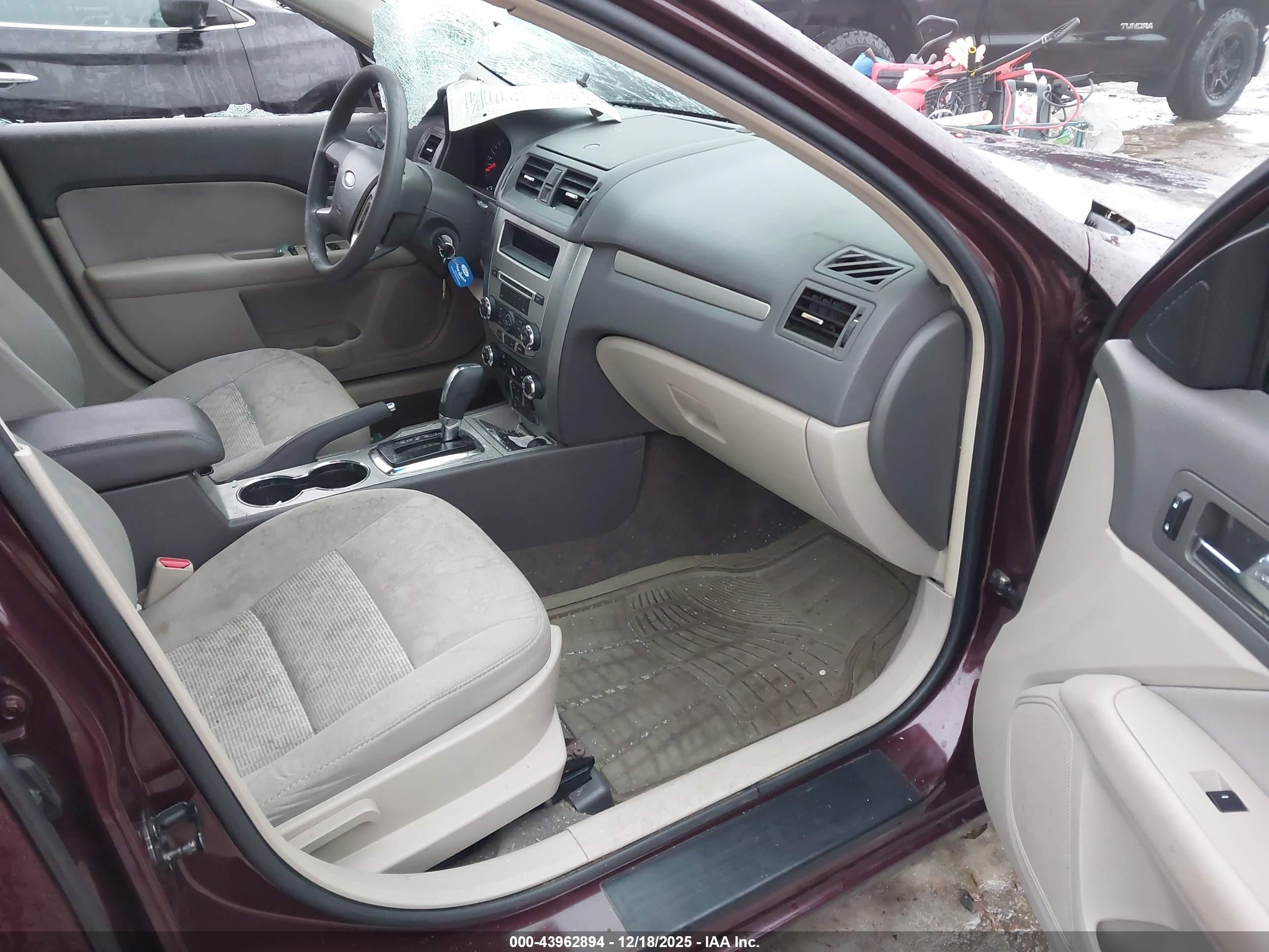 FORD FUSION image 5