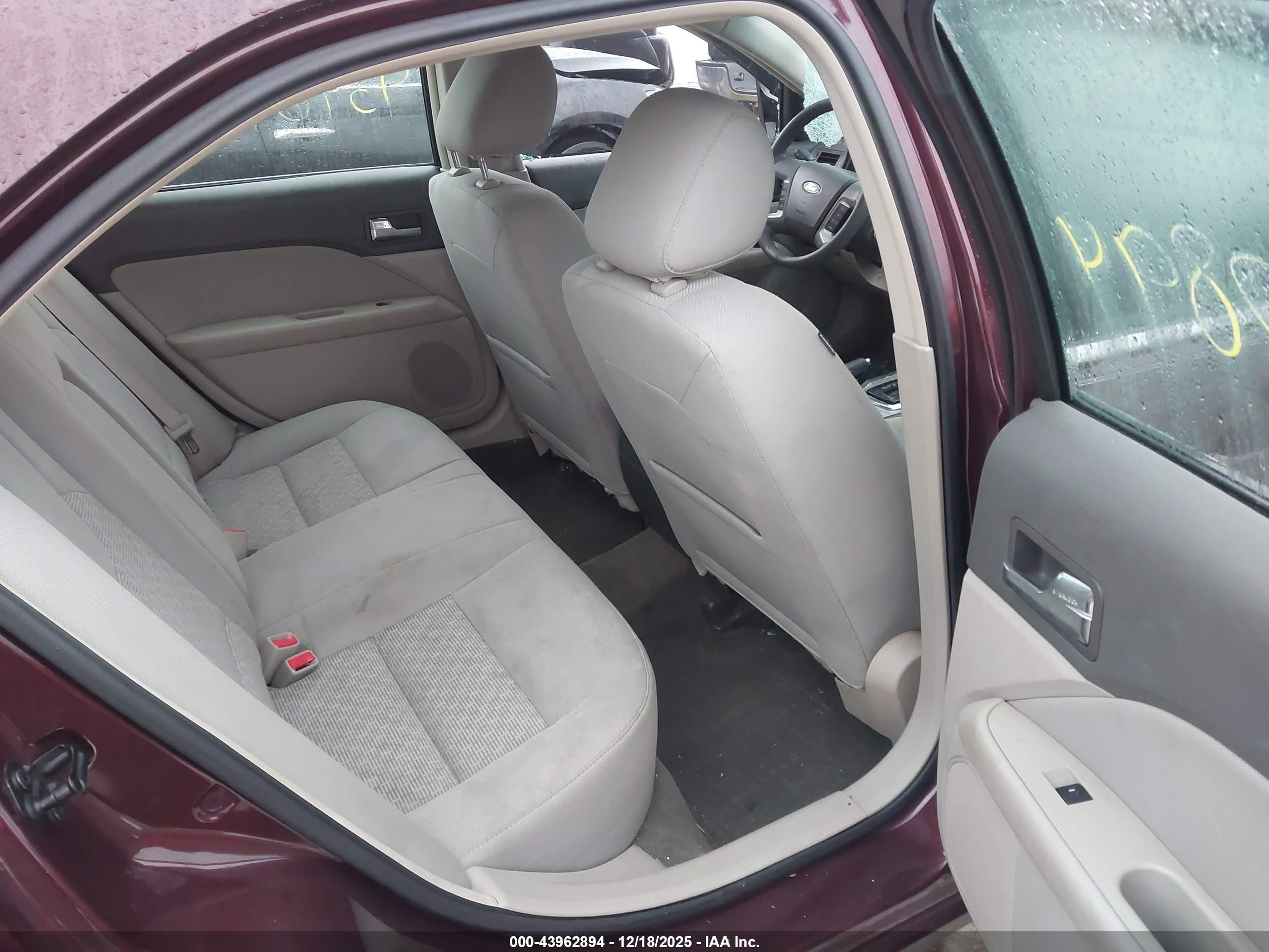 FORD FUSION image 8