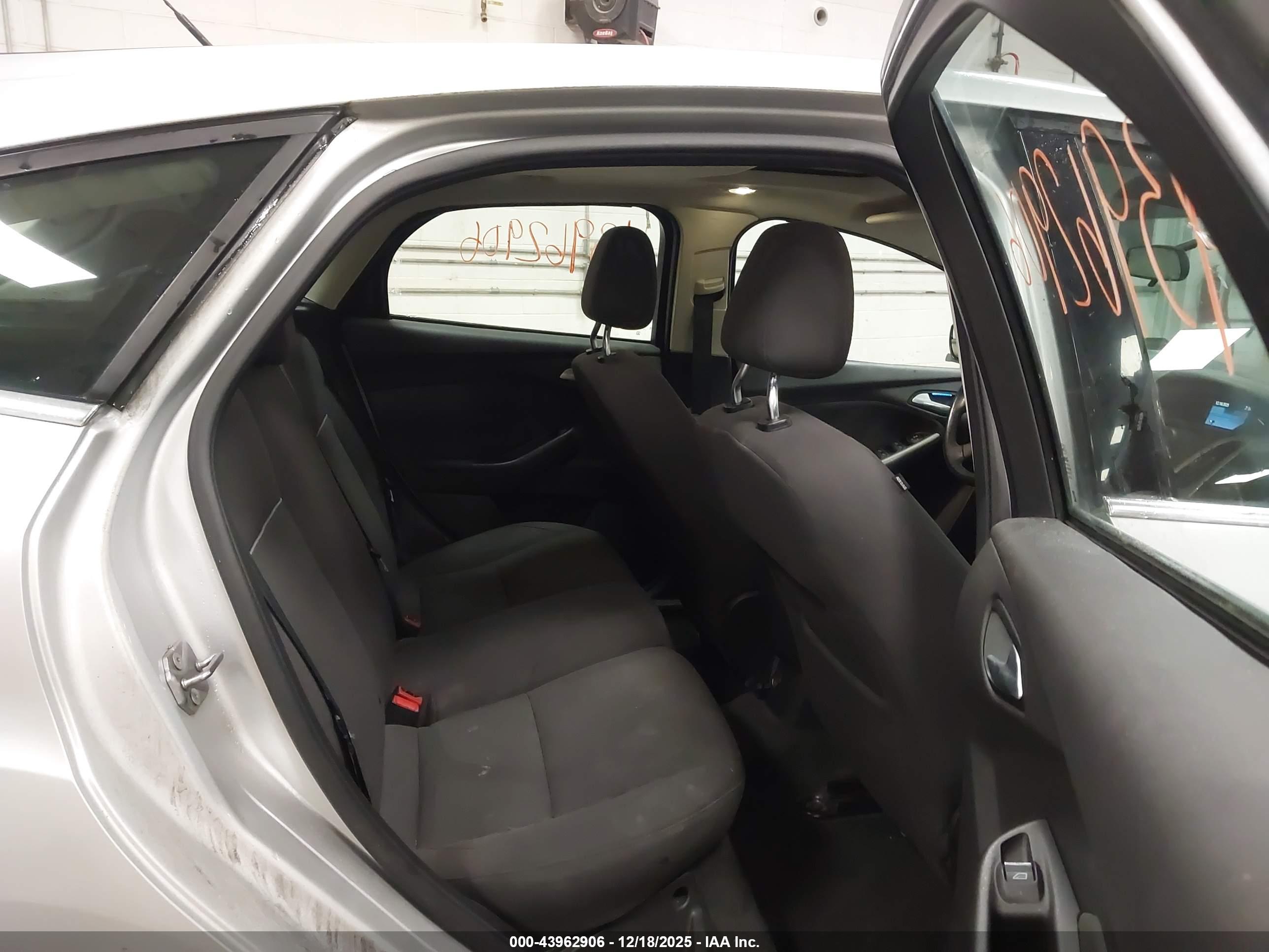 FORD FOCUS image 8