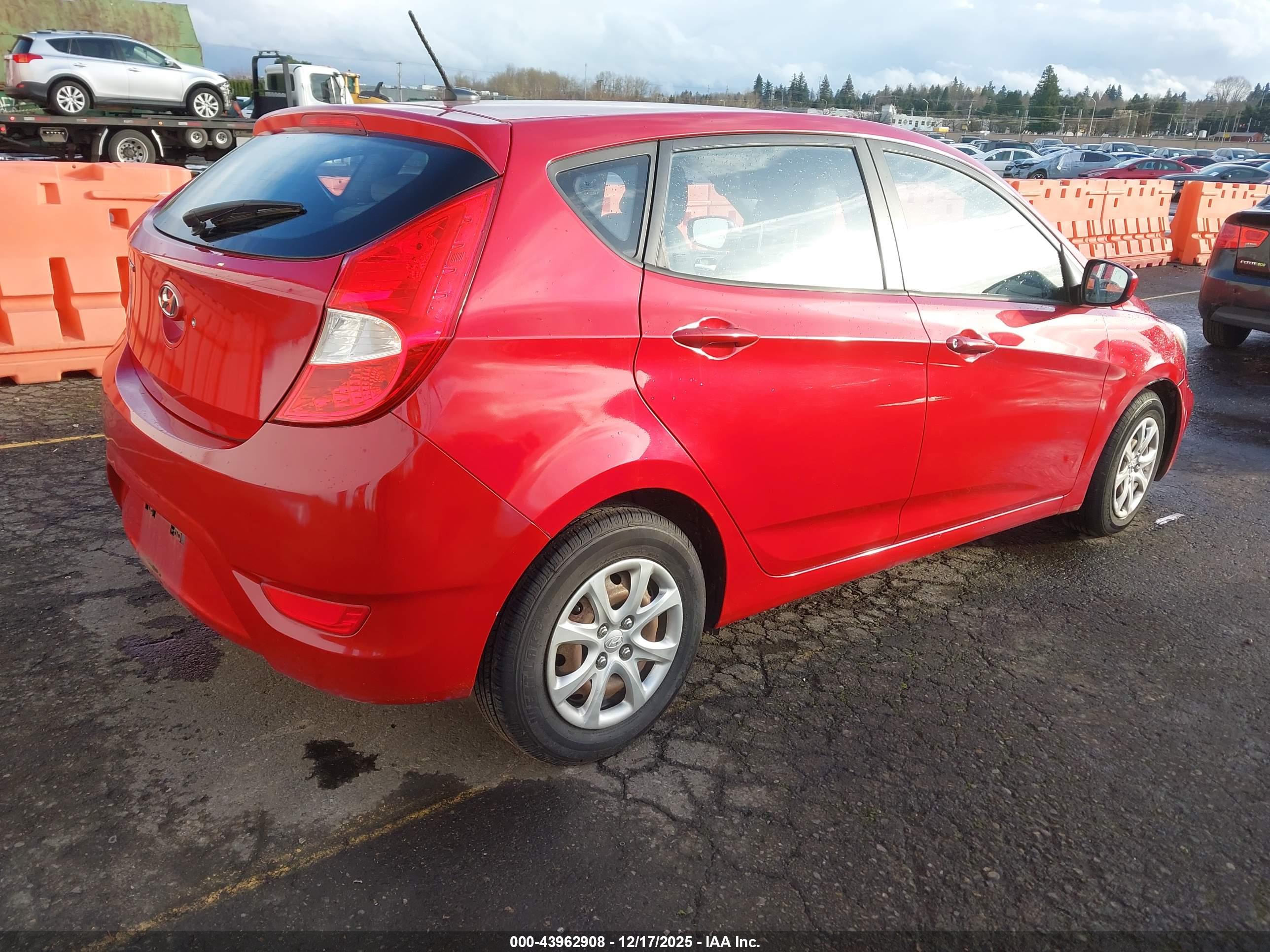 HYUNDAI ACCENT image 4