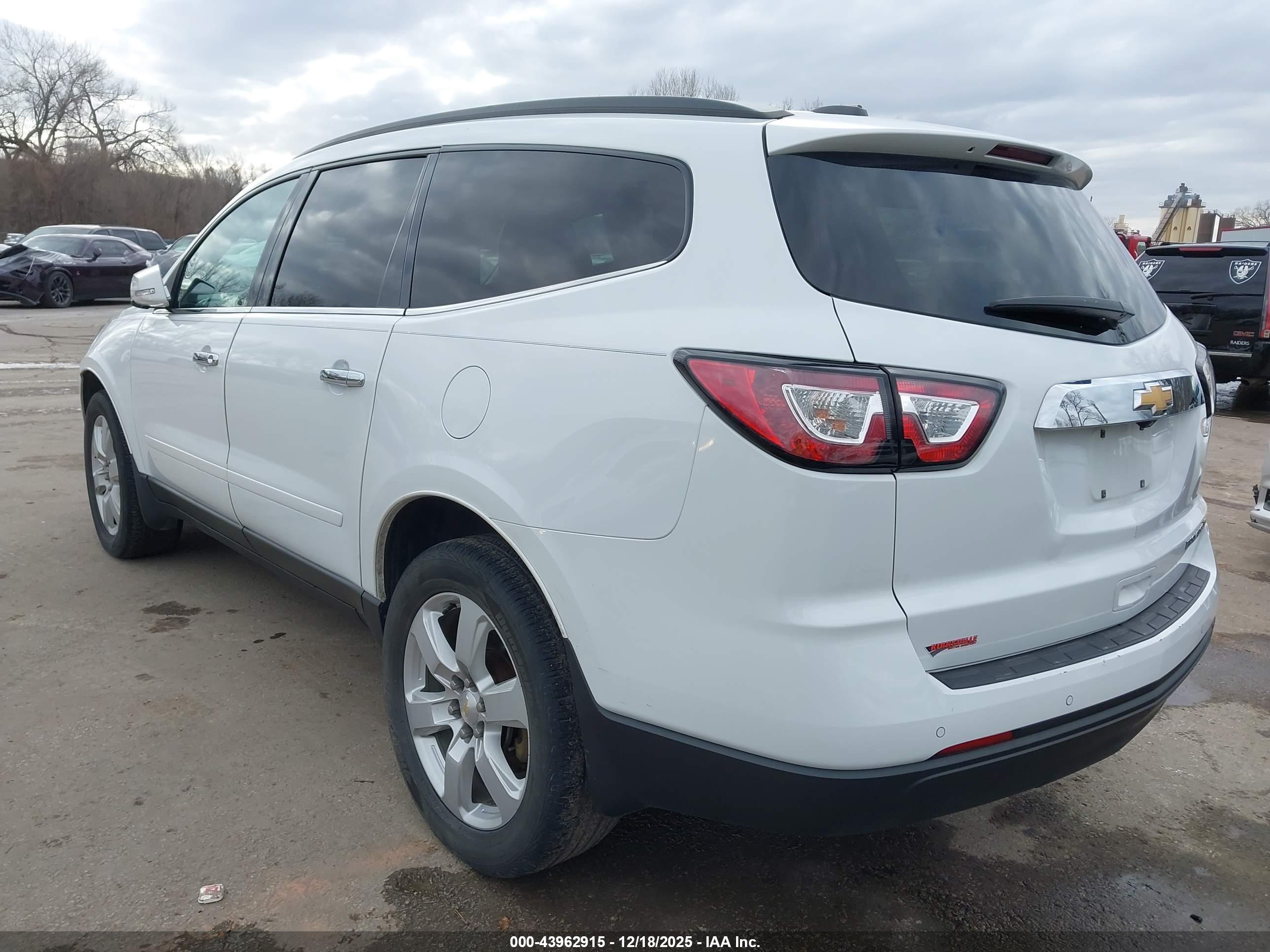 CHEVROLET TRAVERSE image 3
