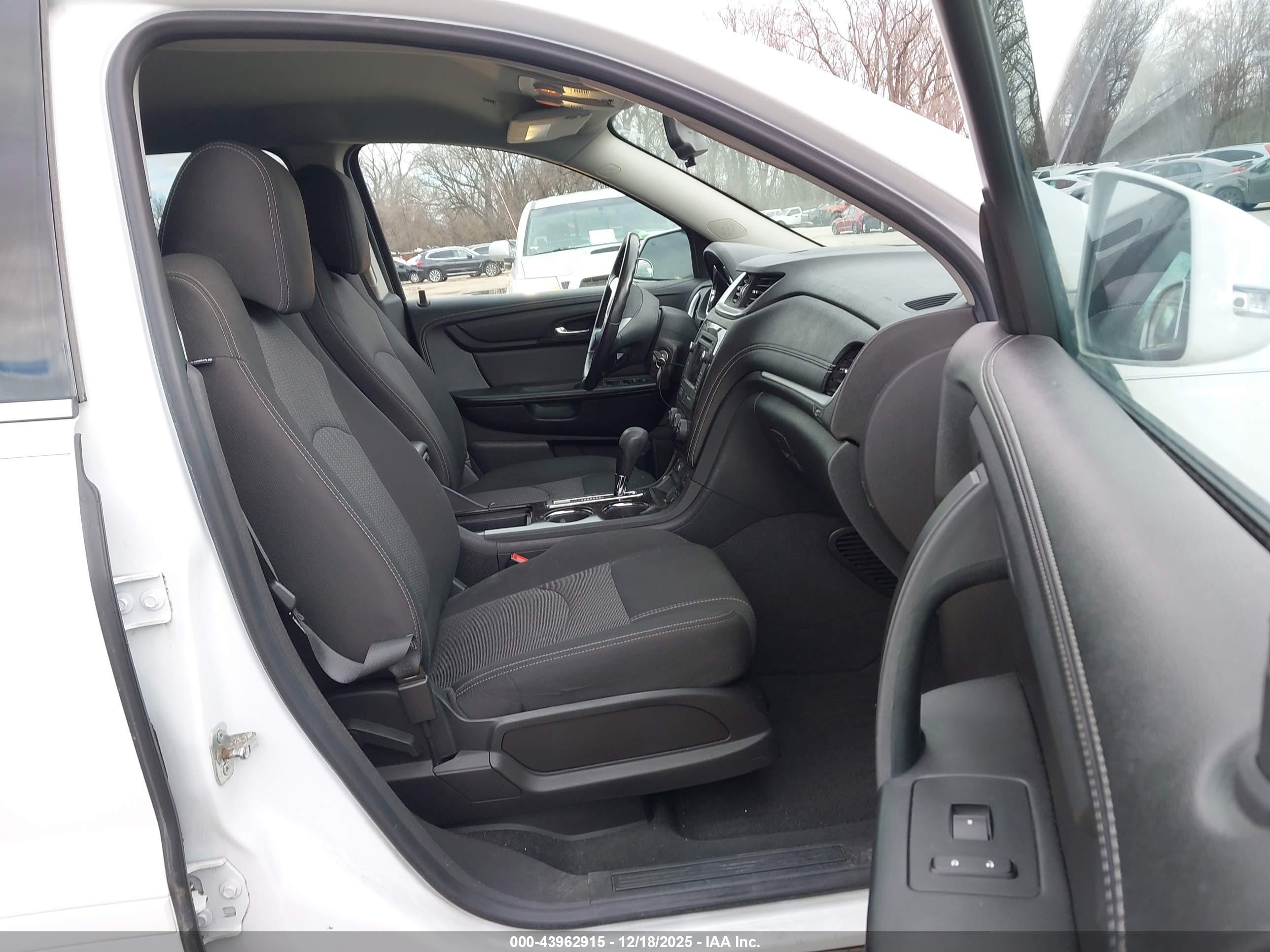 CHEVROLET TRAVERSE image 5