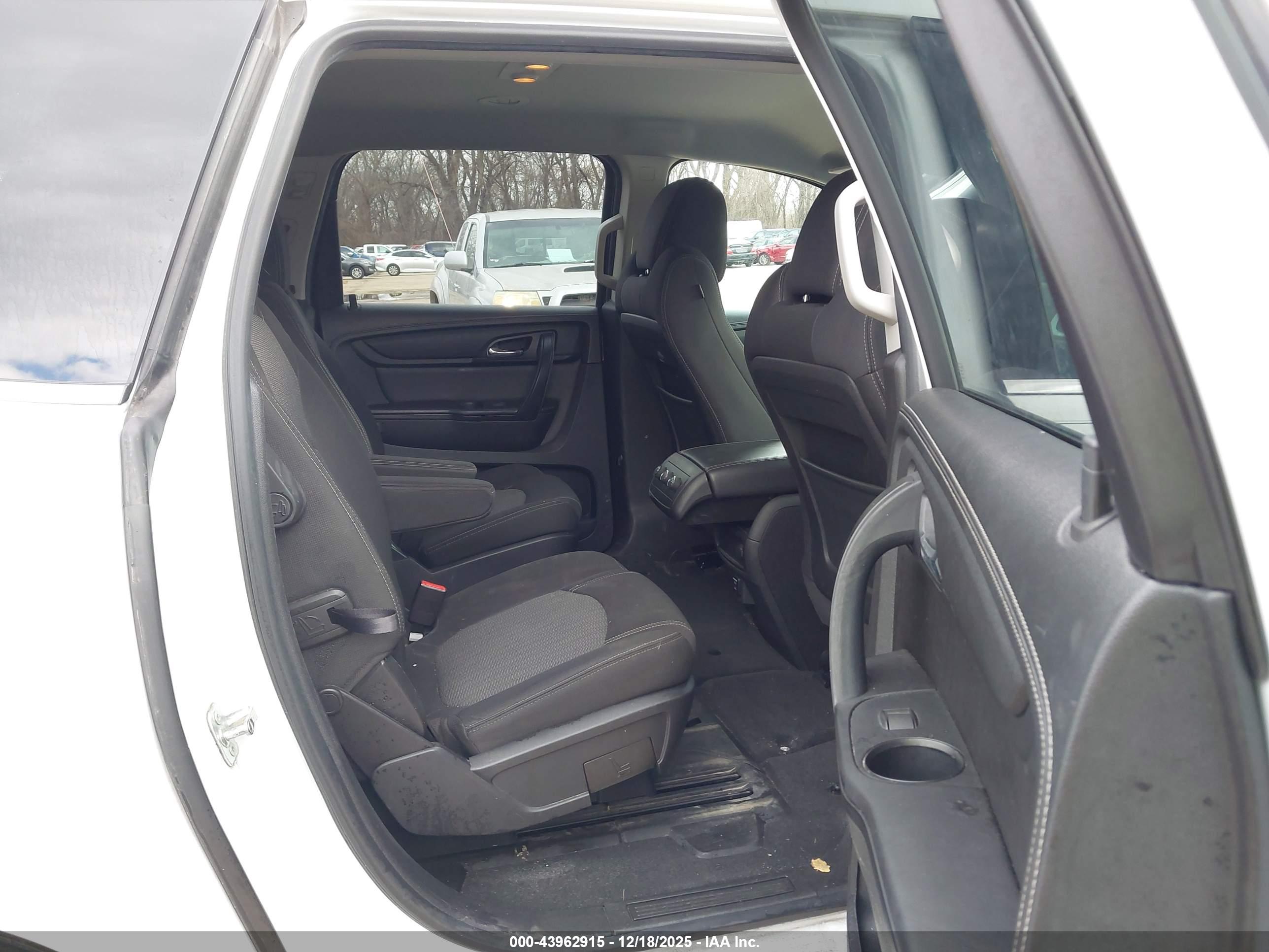 CHEVROLET TRAVERSE image 8