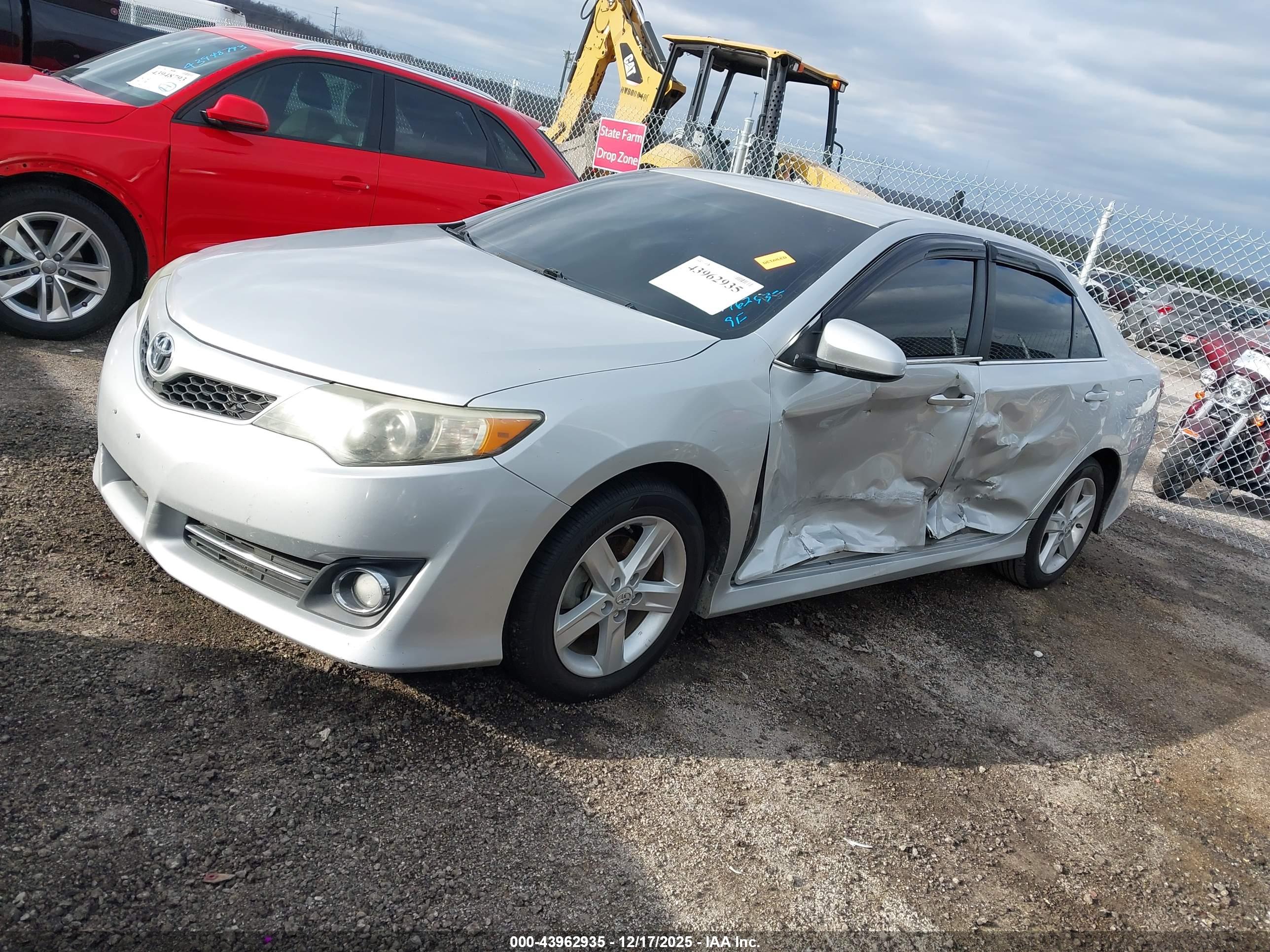 TOYOTA CAMRY image 2