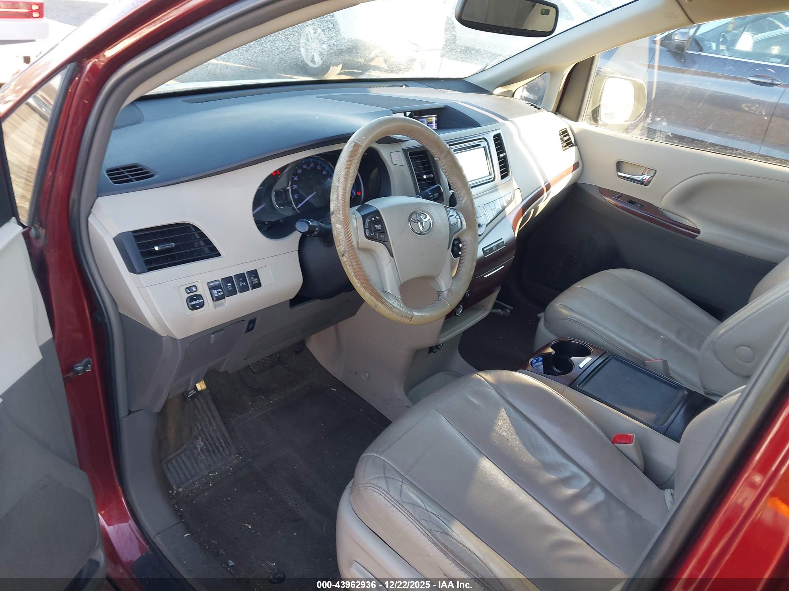 TOYOTA SIENNA image 5