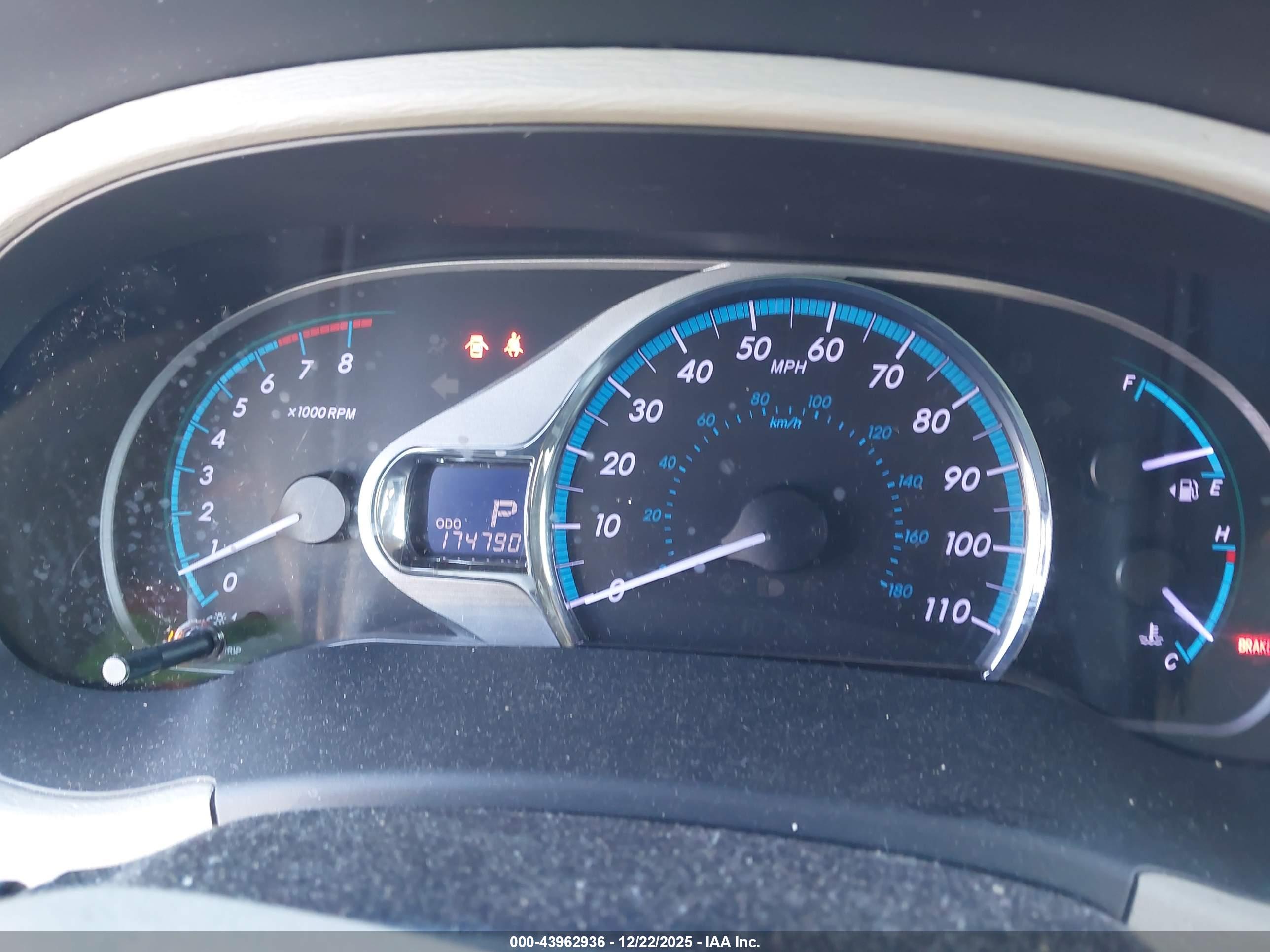 TOYOTA SIENNA image 7