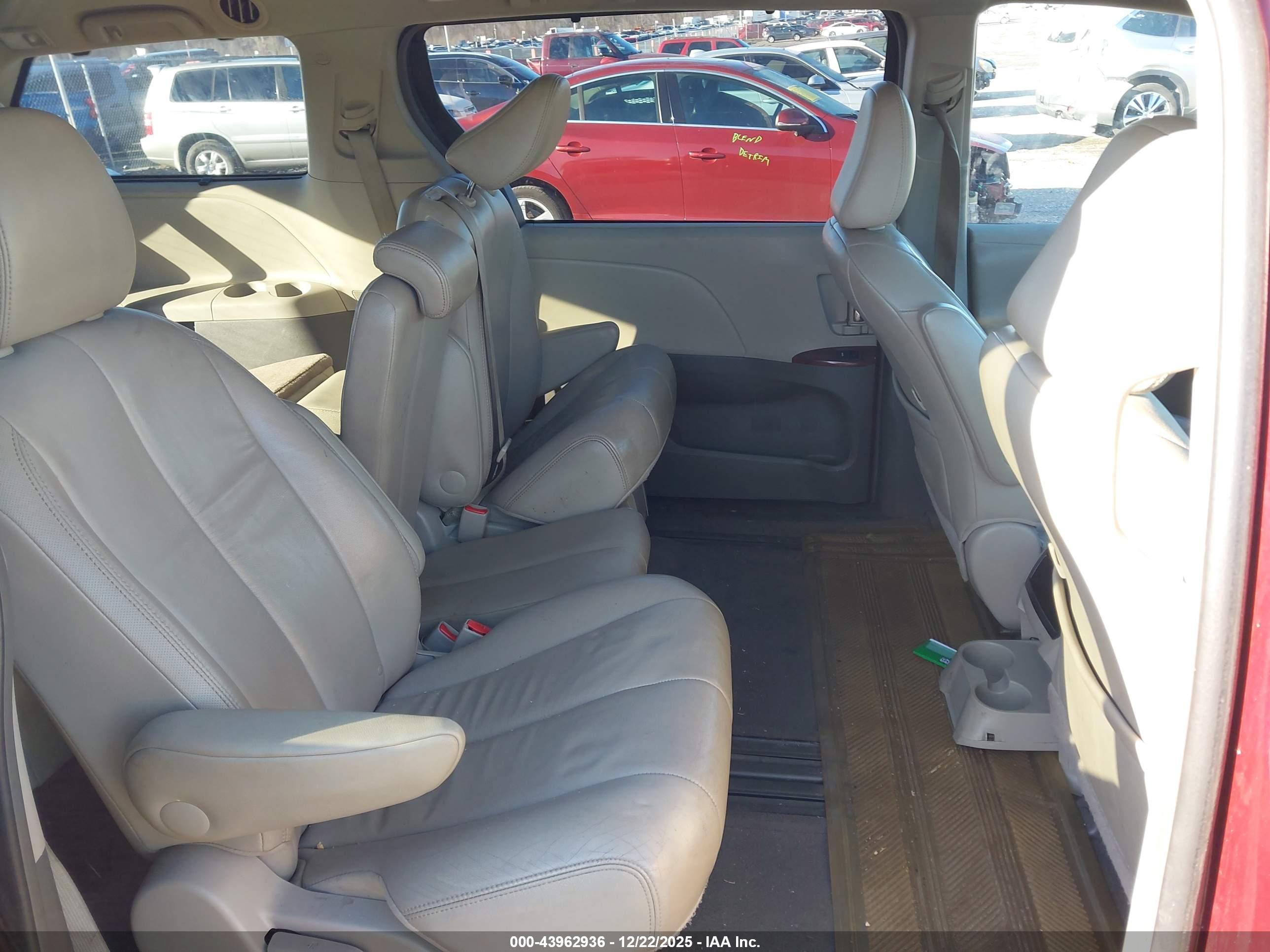 TOYOTA SIENNA image 8