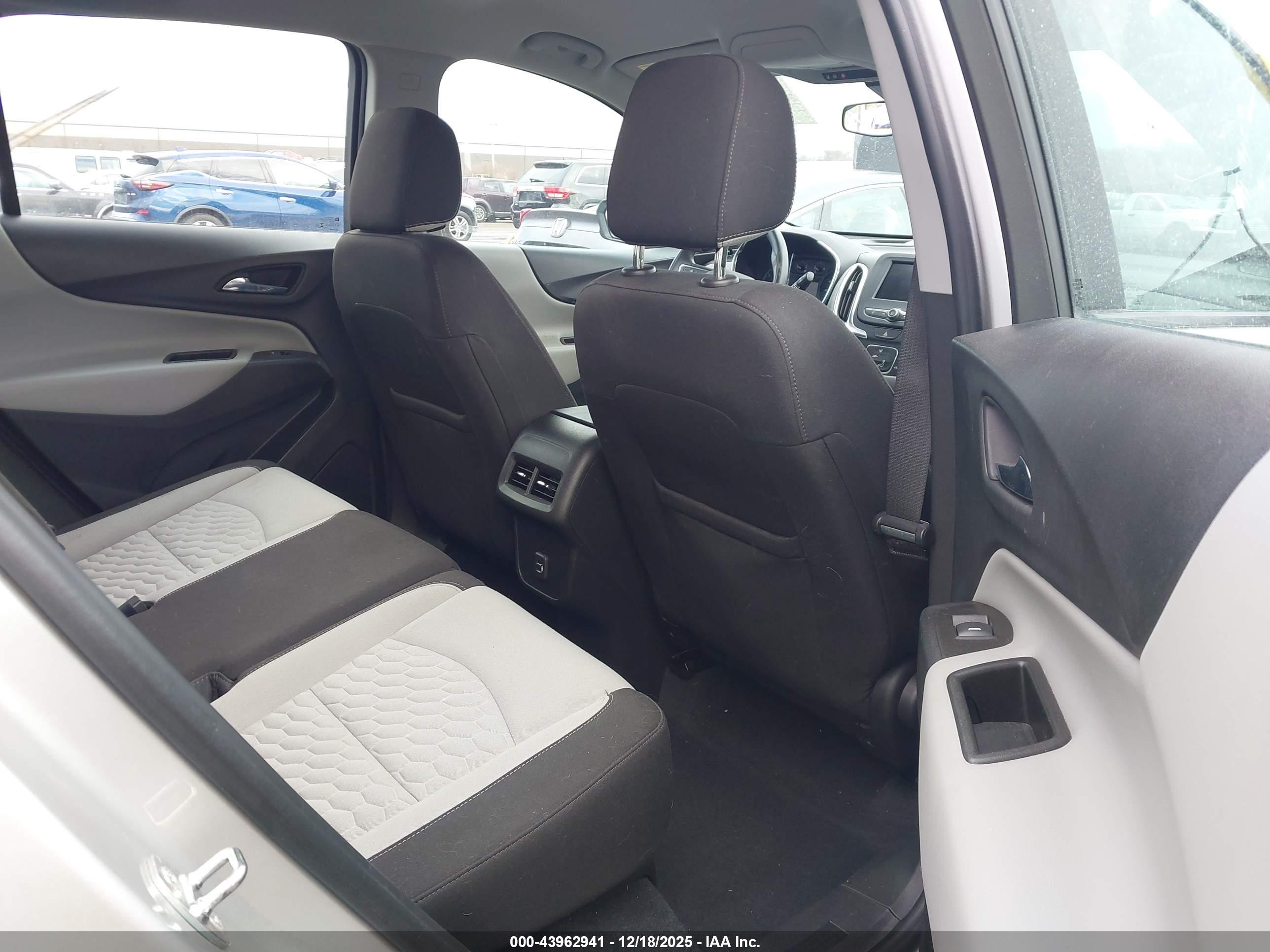 CHEVROLET EQUINOX image 8