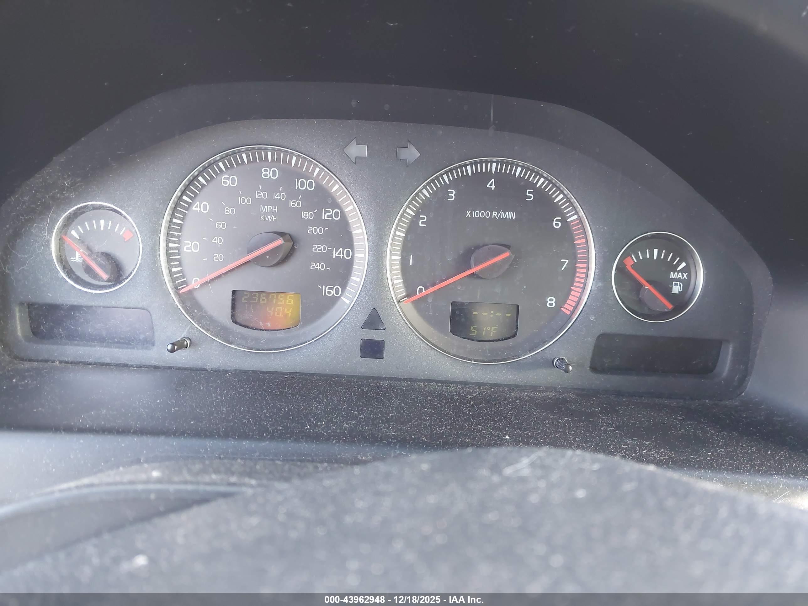 VOLVO XC70 image 7