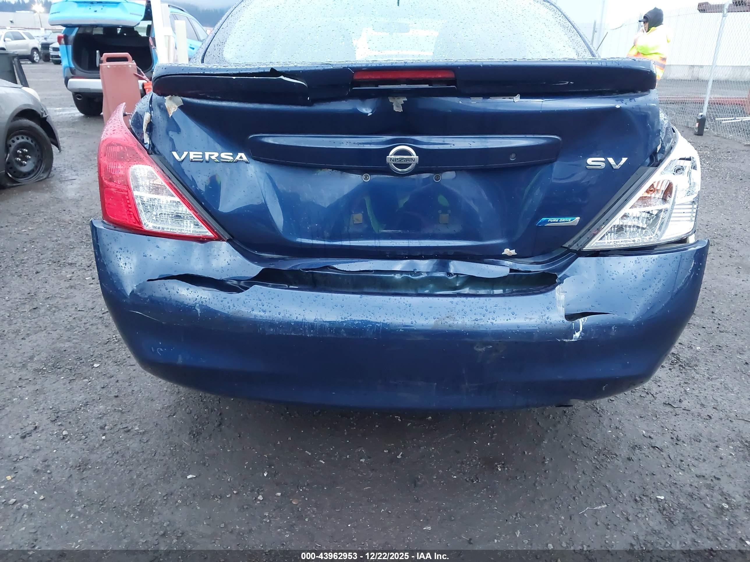 NISSAN VERSA image 6