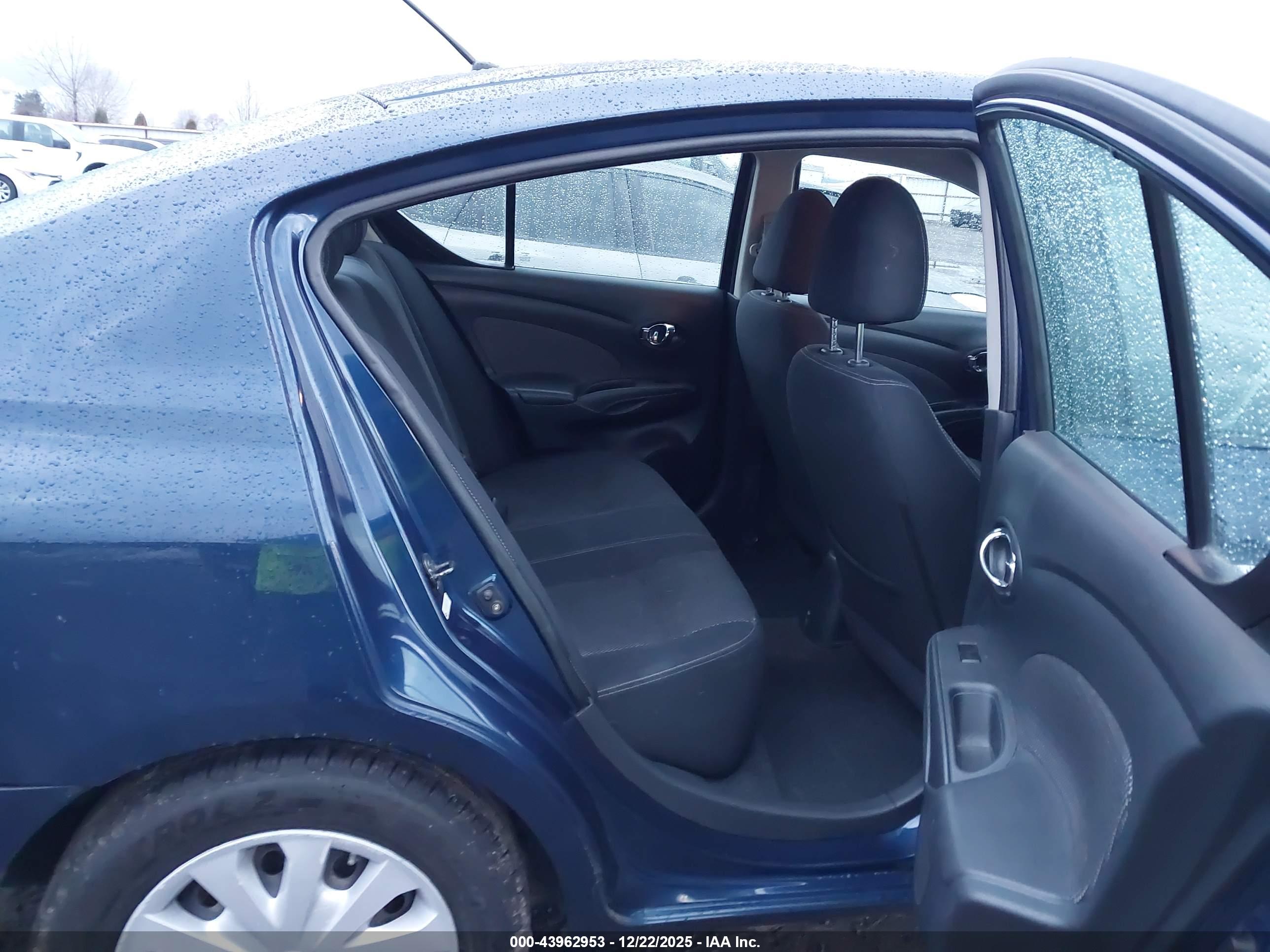 NISSAN VERSA image 8