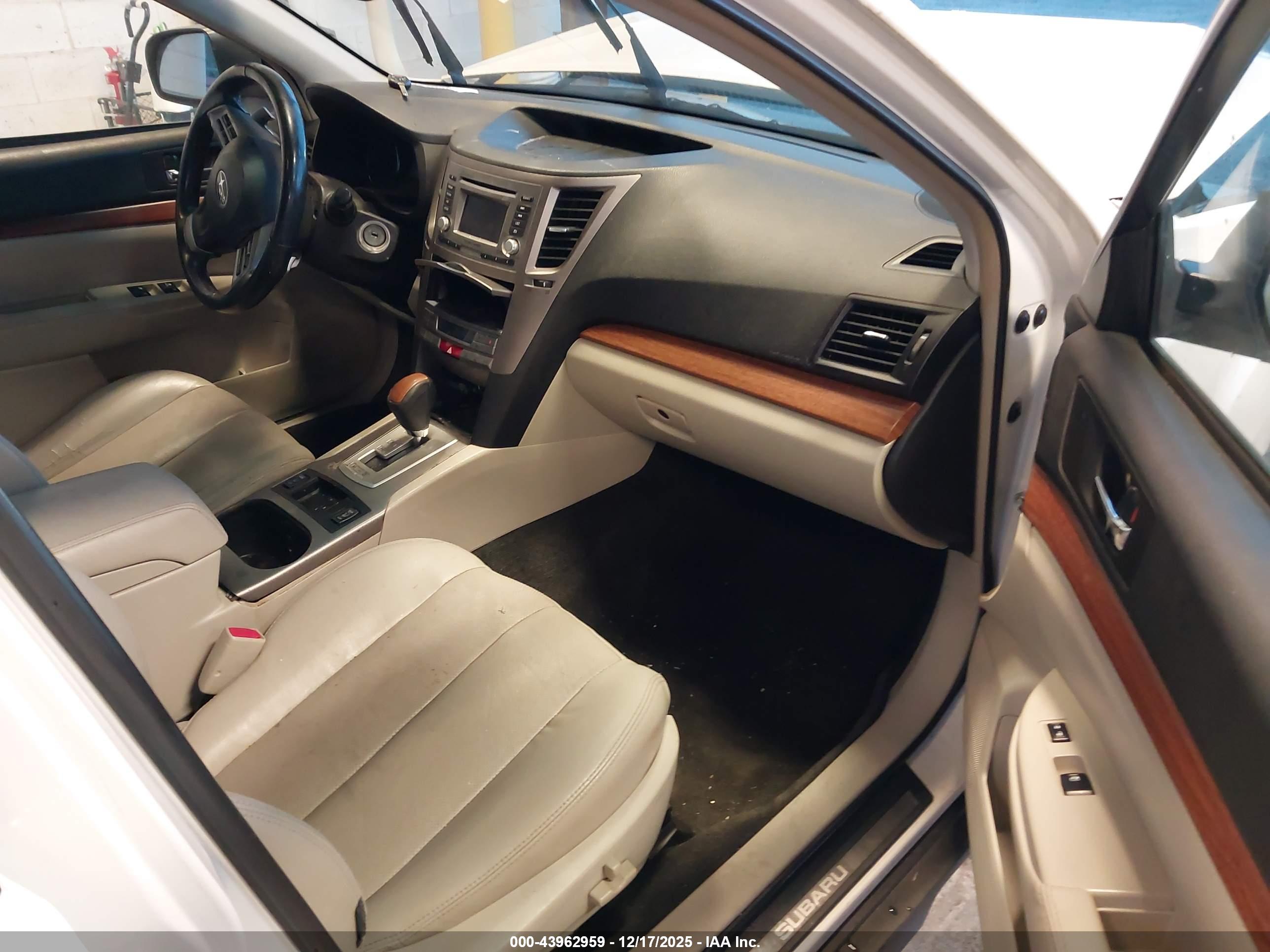 SUBARU OUTBACK image 5