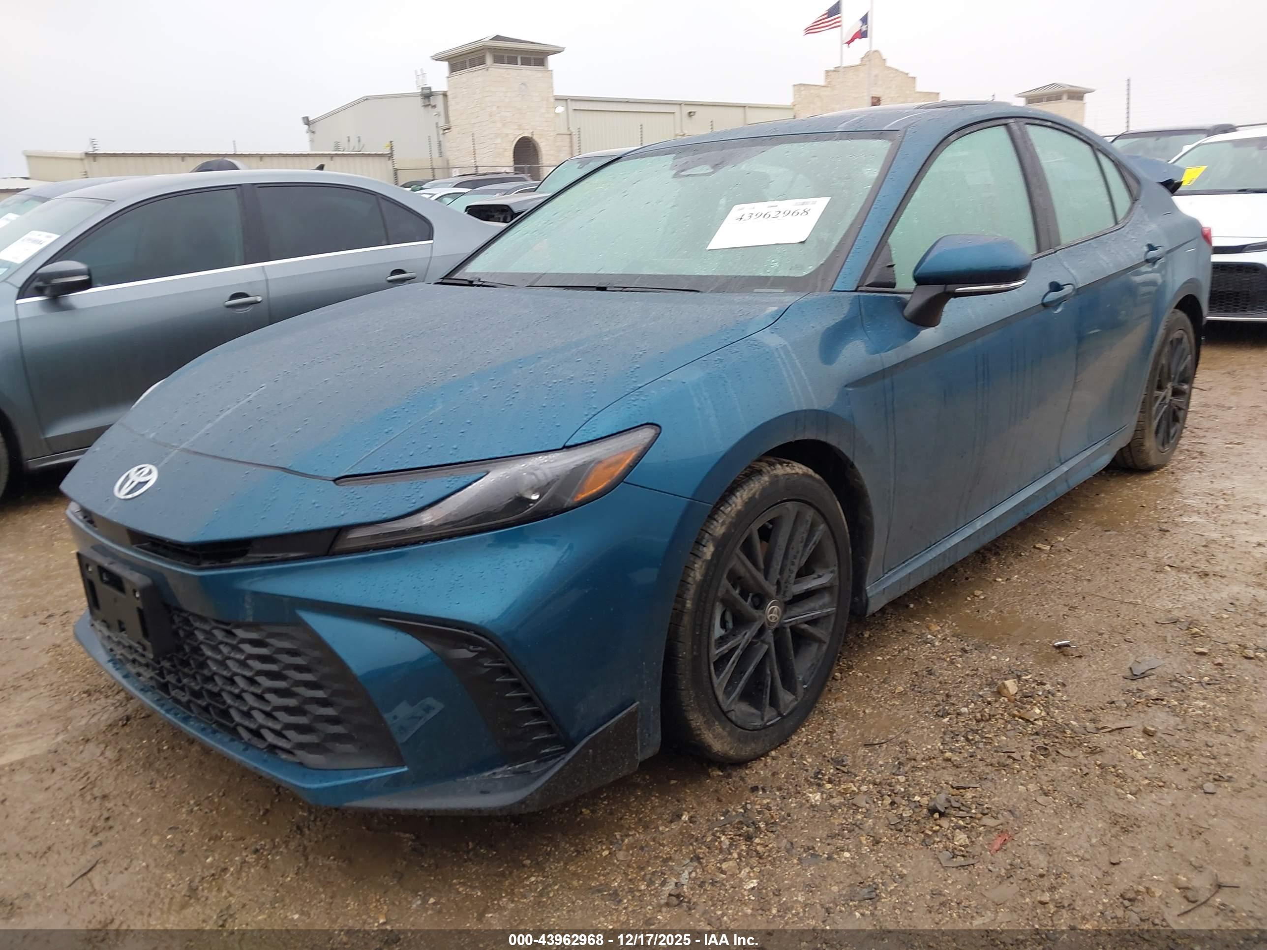 TOYOTA CAMRY image 2