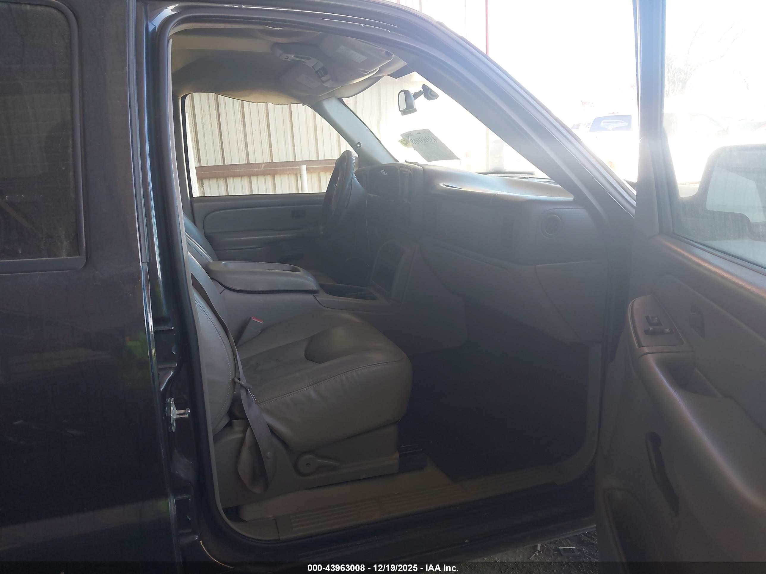 CHEVROLET TAHOE image 5