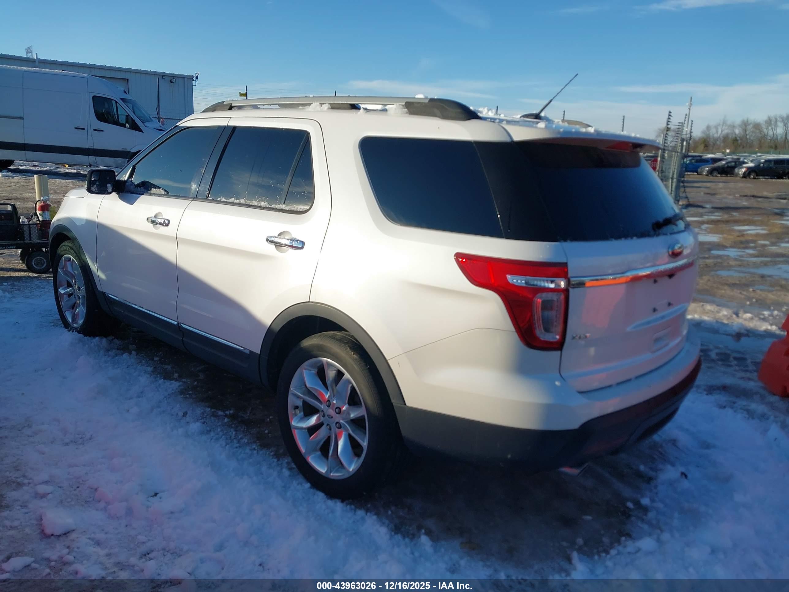 FORD EXPLORER image 3