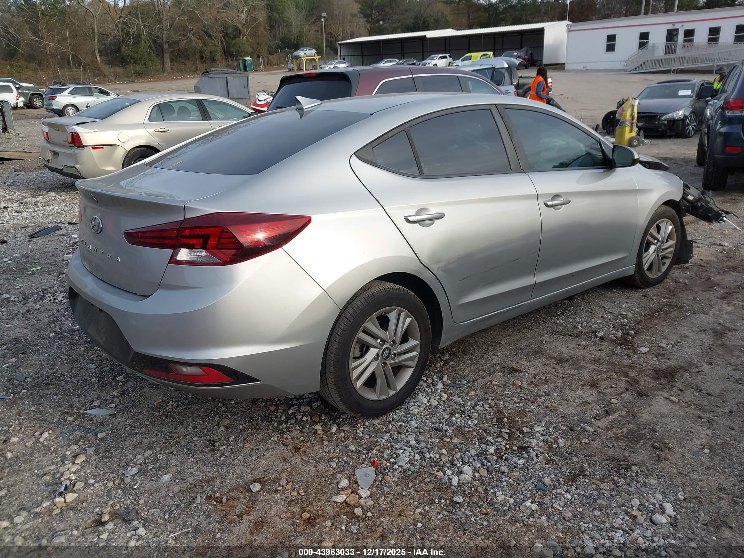 HYUNDAI ELANTRA image 4