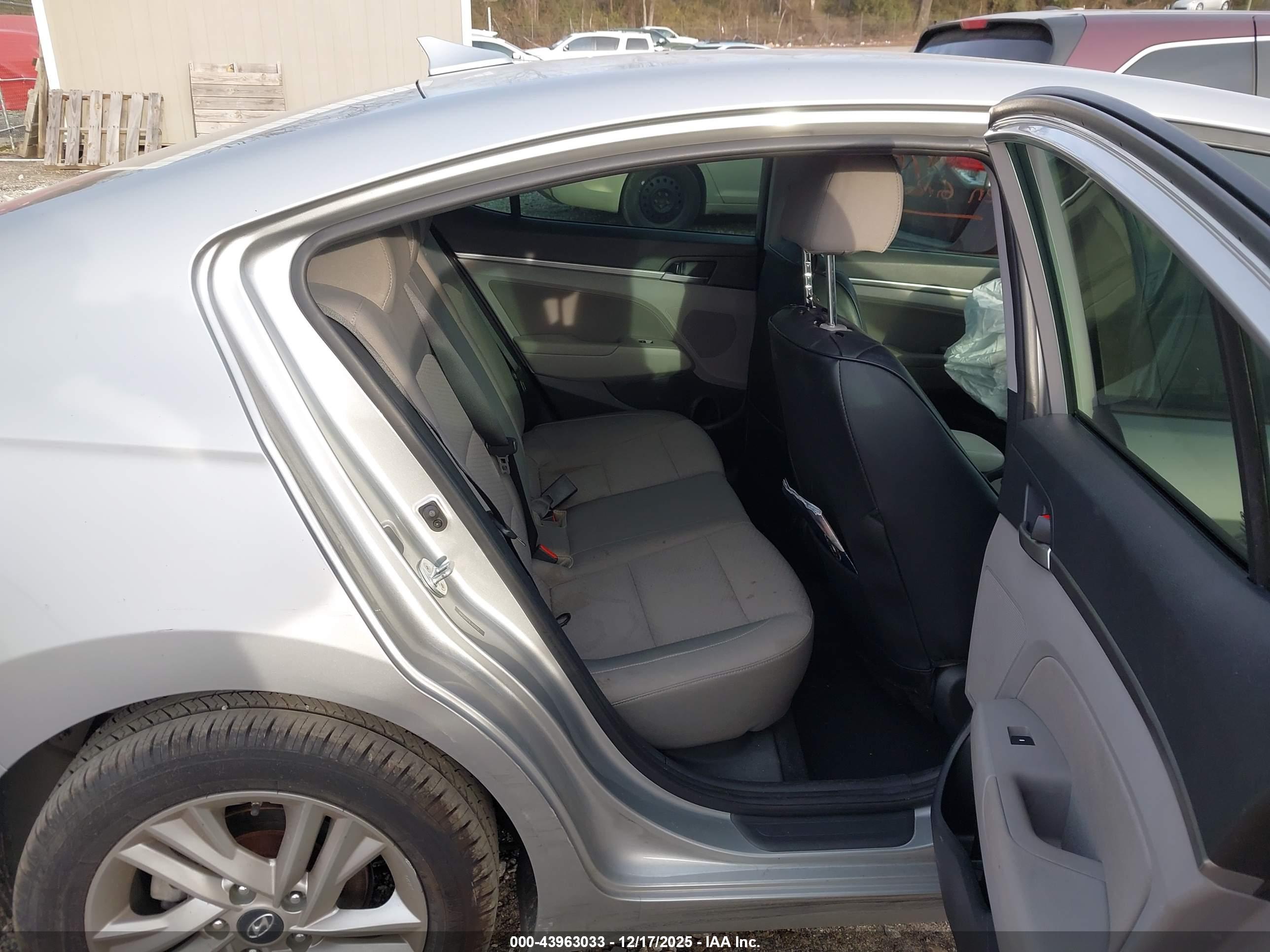 HYUNDAI ELANTRA image 8