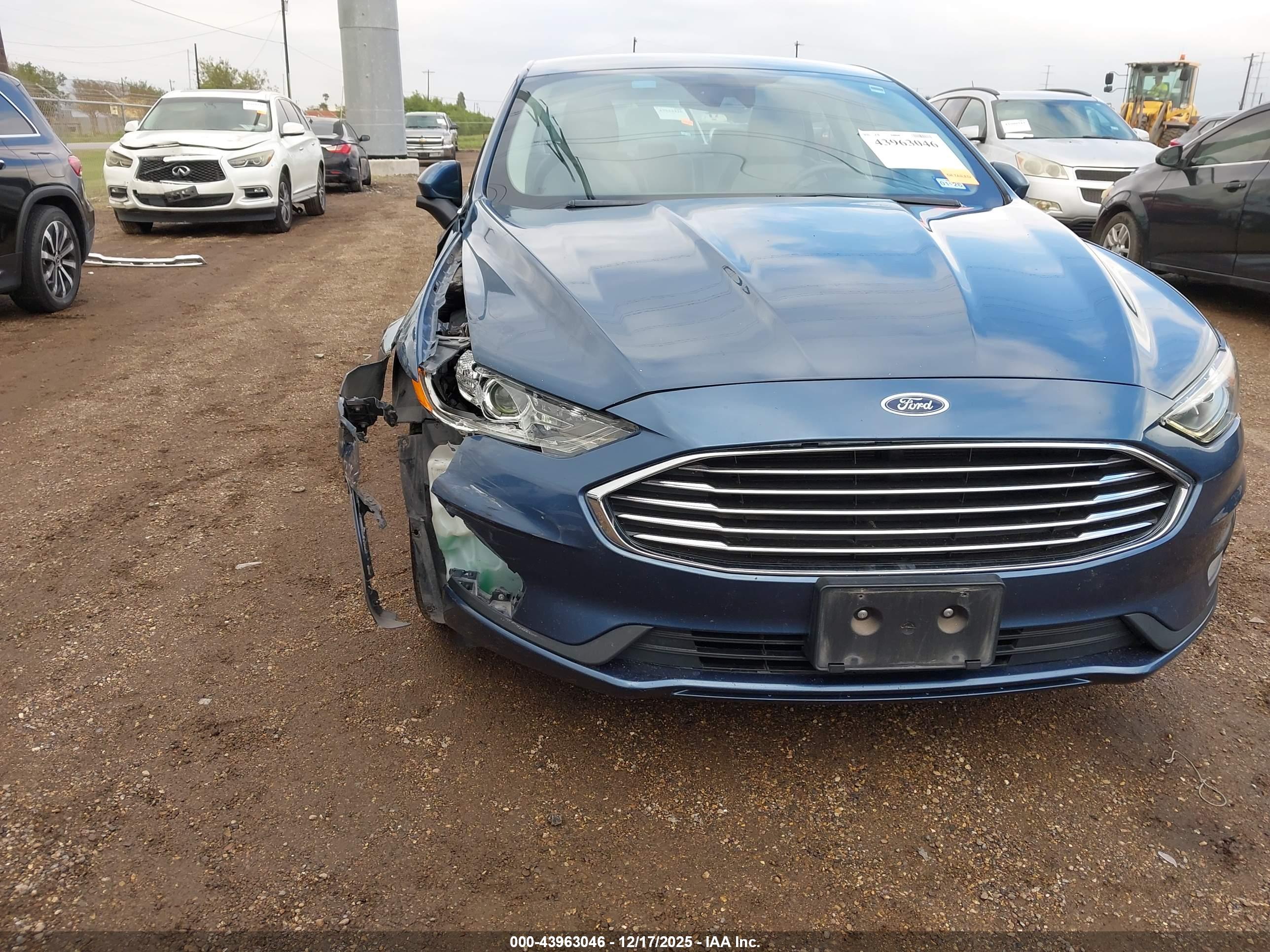 FORD FUSION image 6