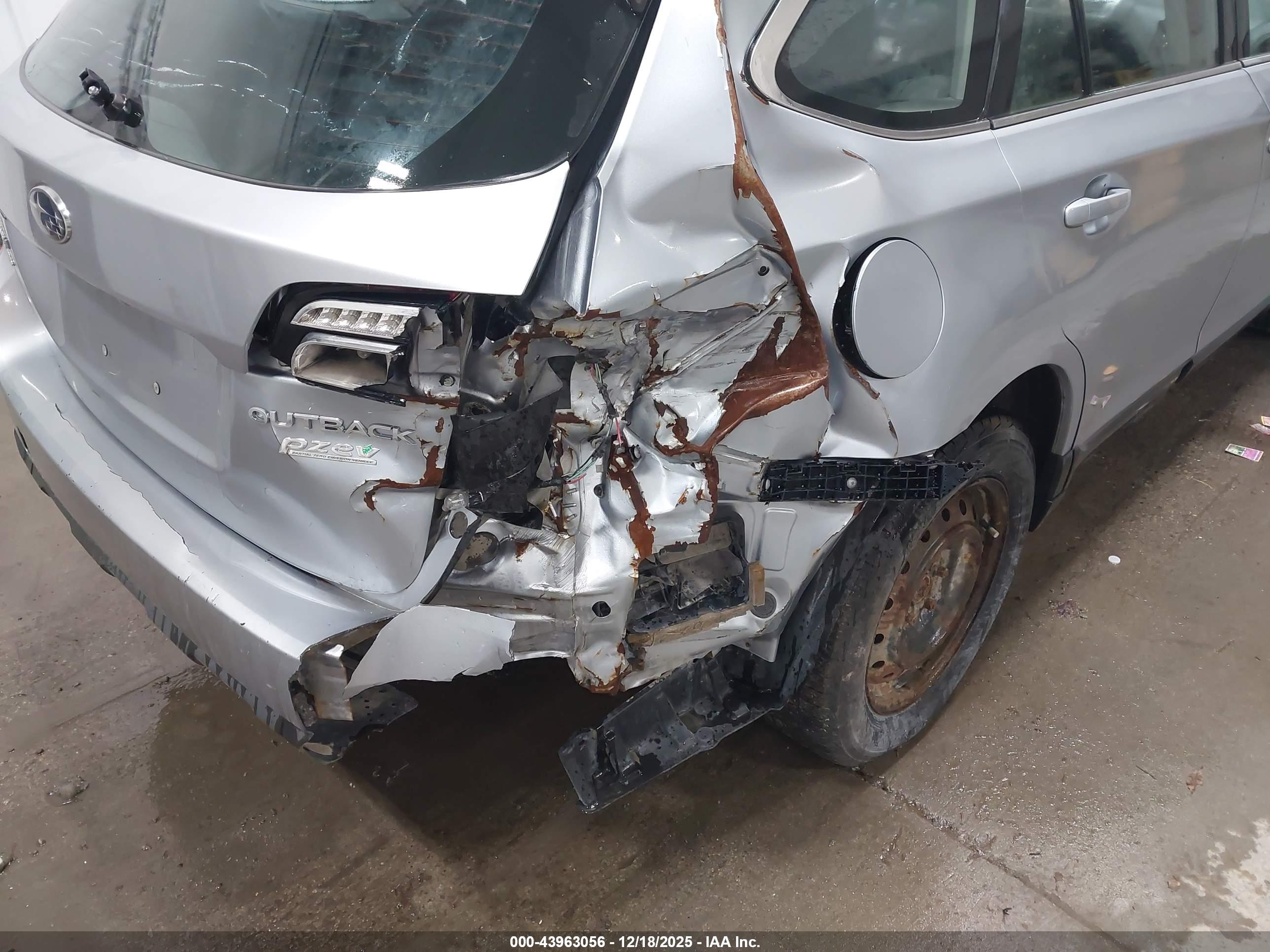 SUBARU OUTBACK image 6