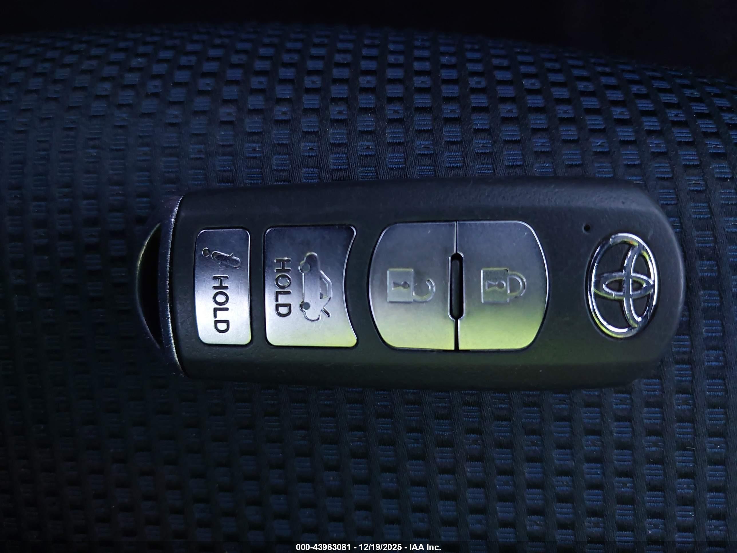 TOYOTA YARIS image 11