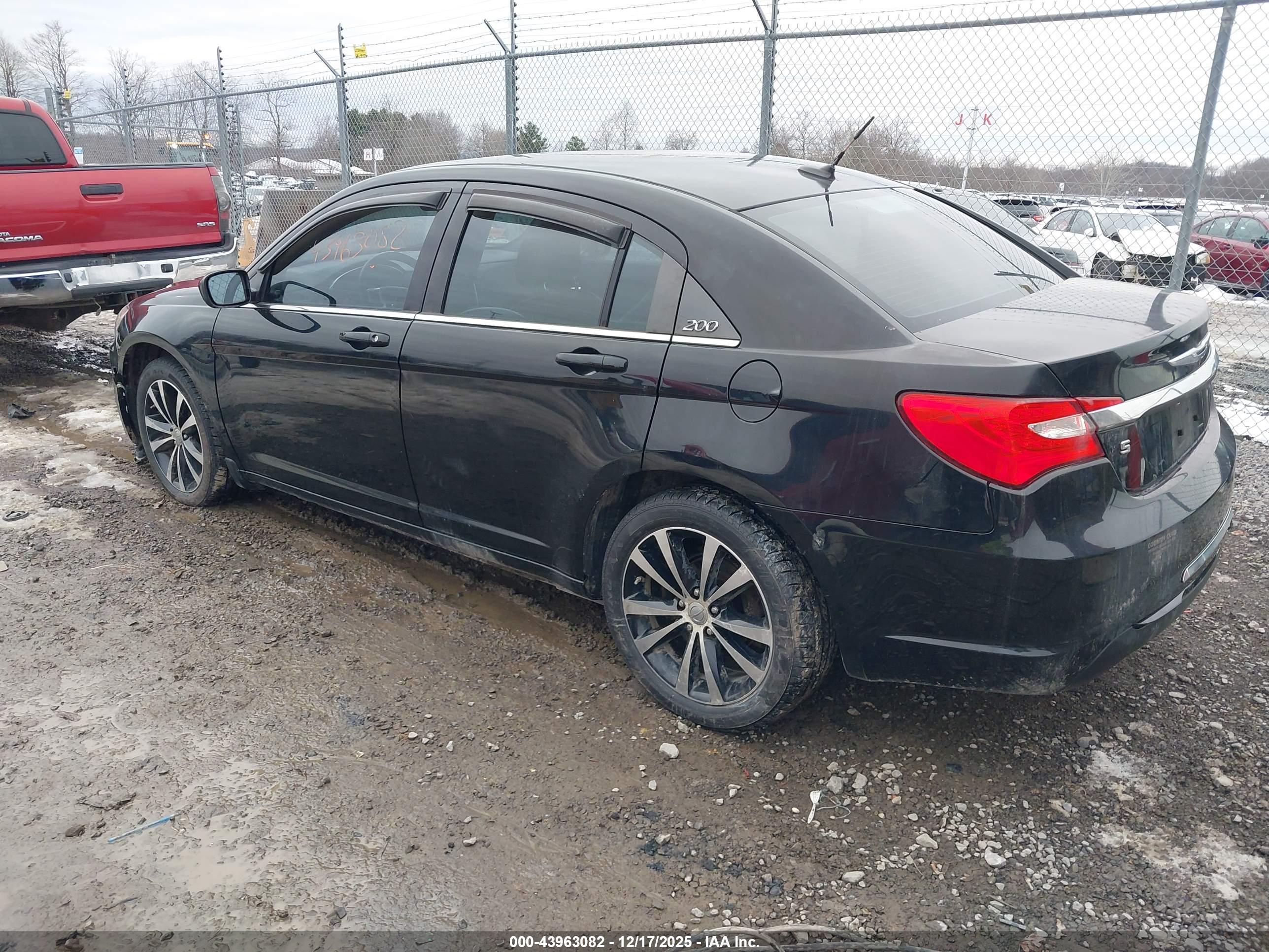 CHRYSLER 200 image 3