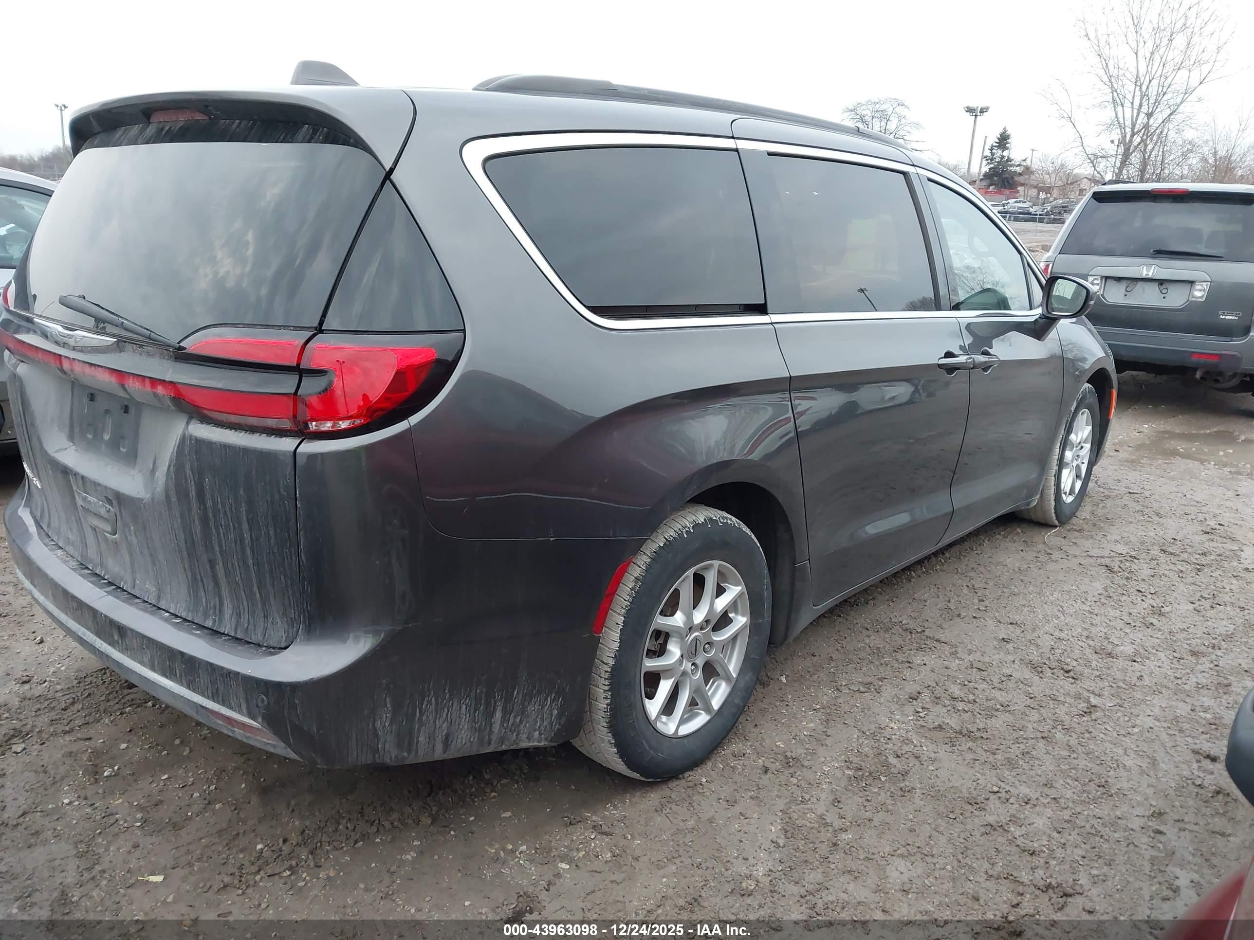 CHRYSLER PACIFICA image 4