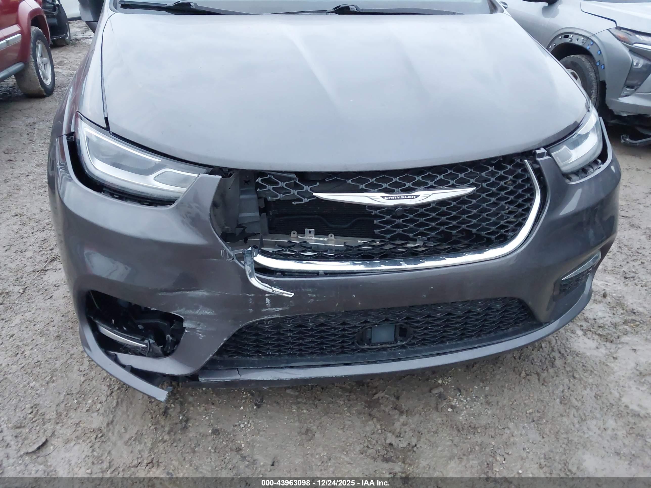 CHRYSLER PACIFICA image 6