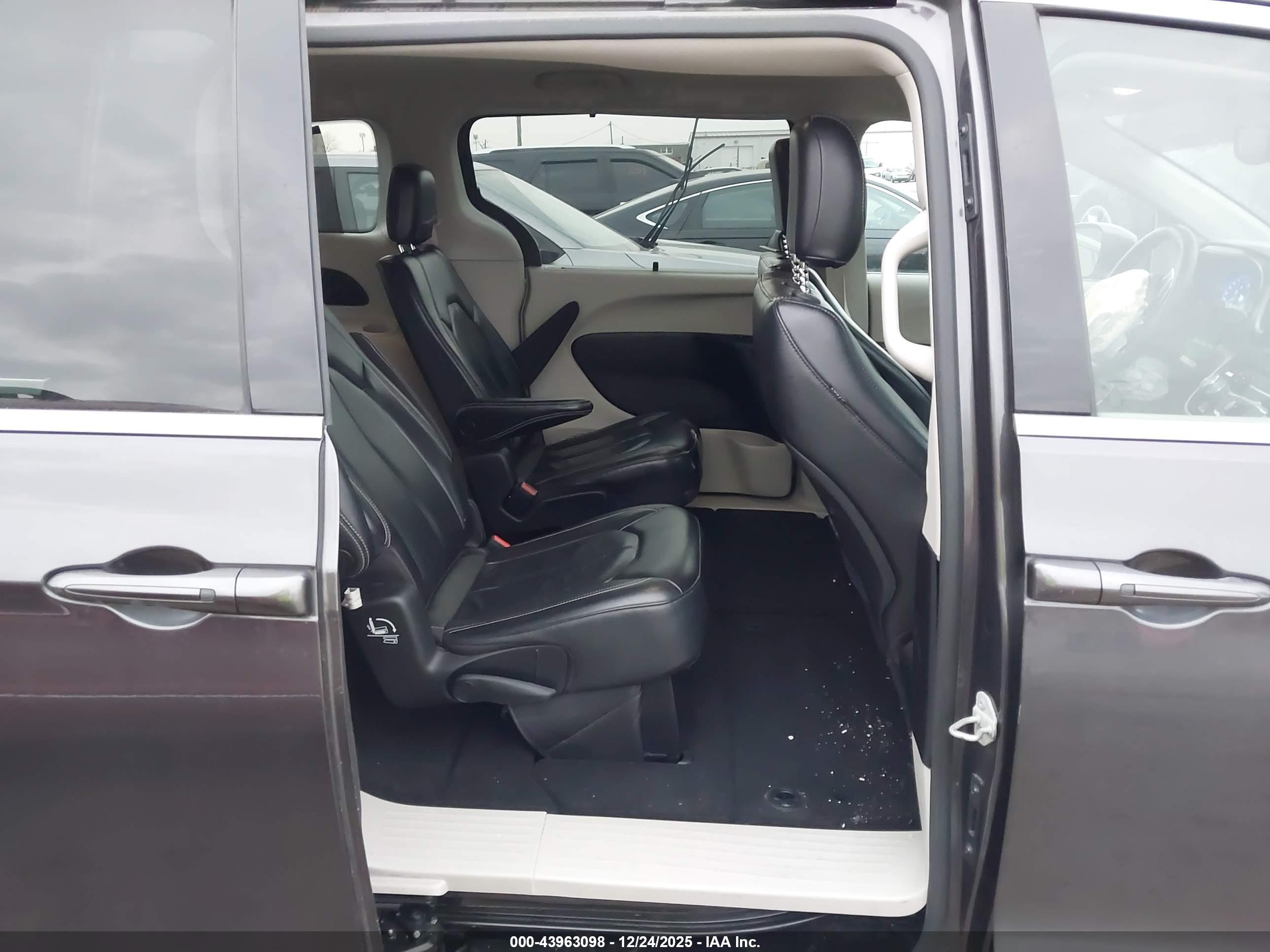 CHRYSLER PACIFICA image 8