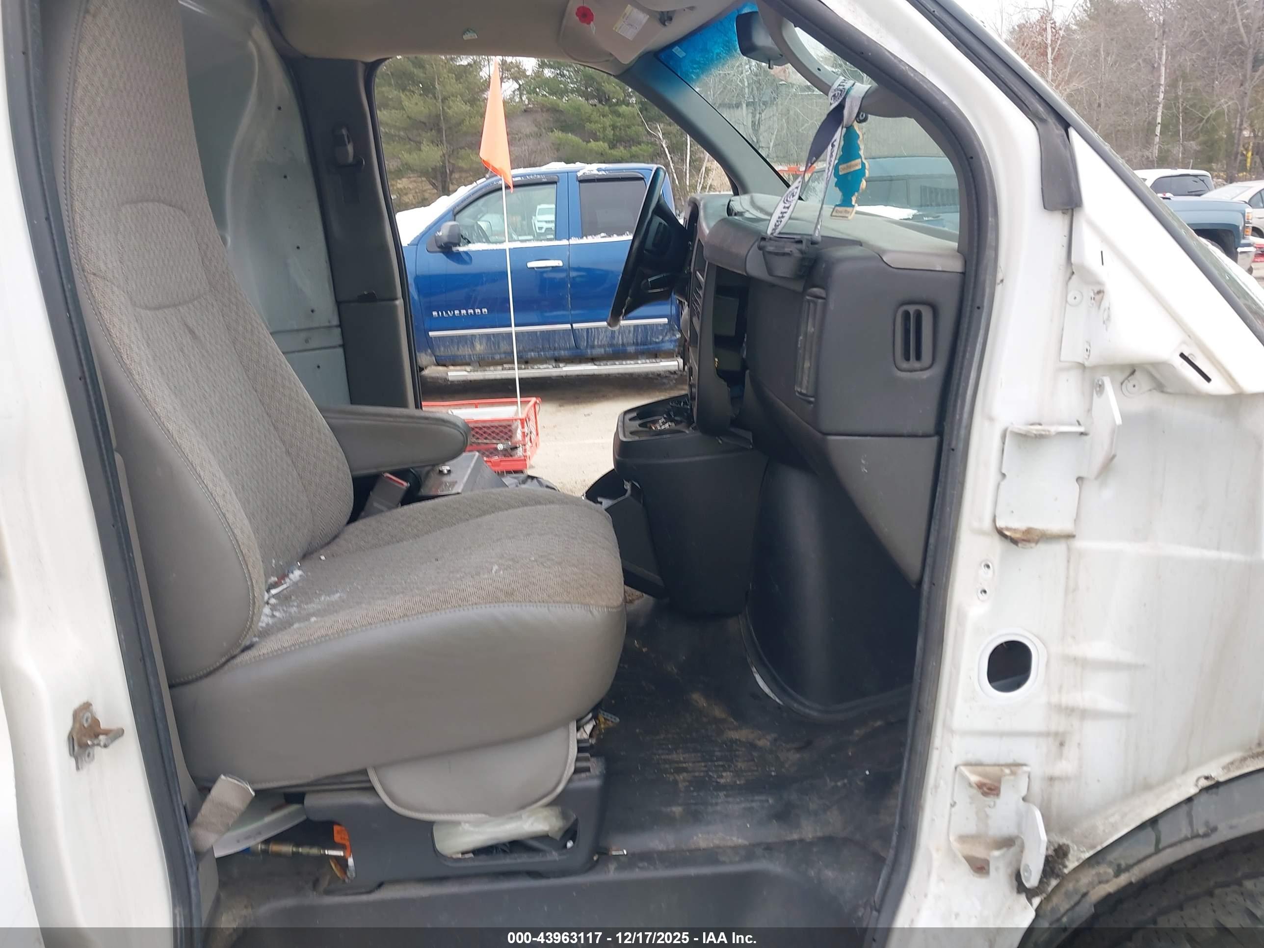 CHEVROLET EXPRESS image 5