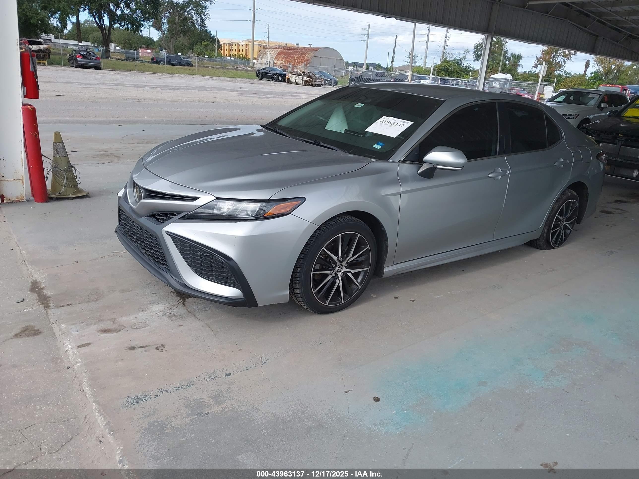 TOYOTA CAMRY image 2