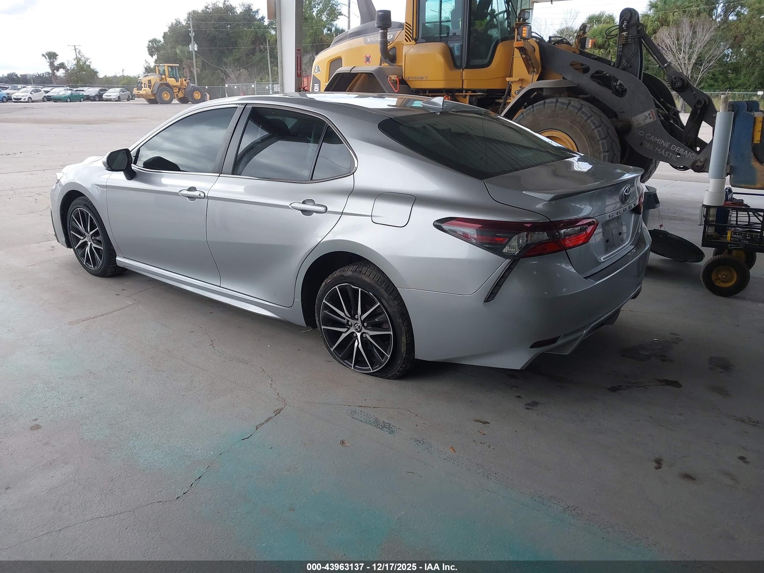TOYOTA CAMRY image 3