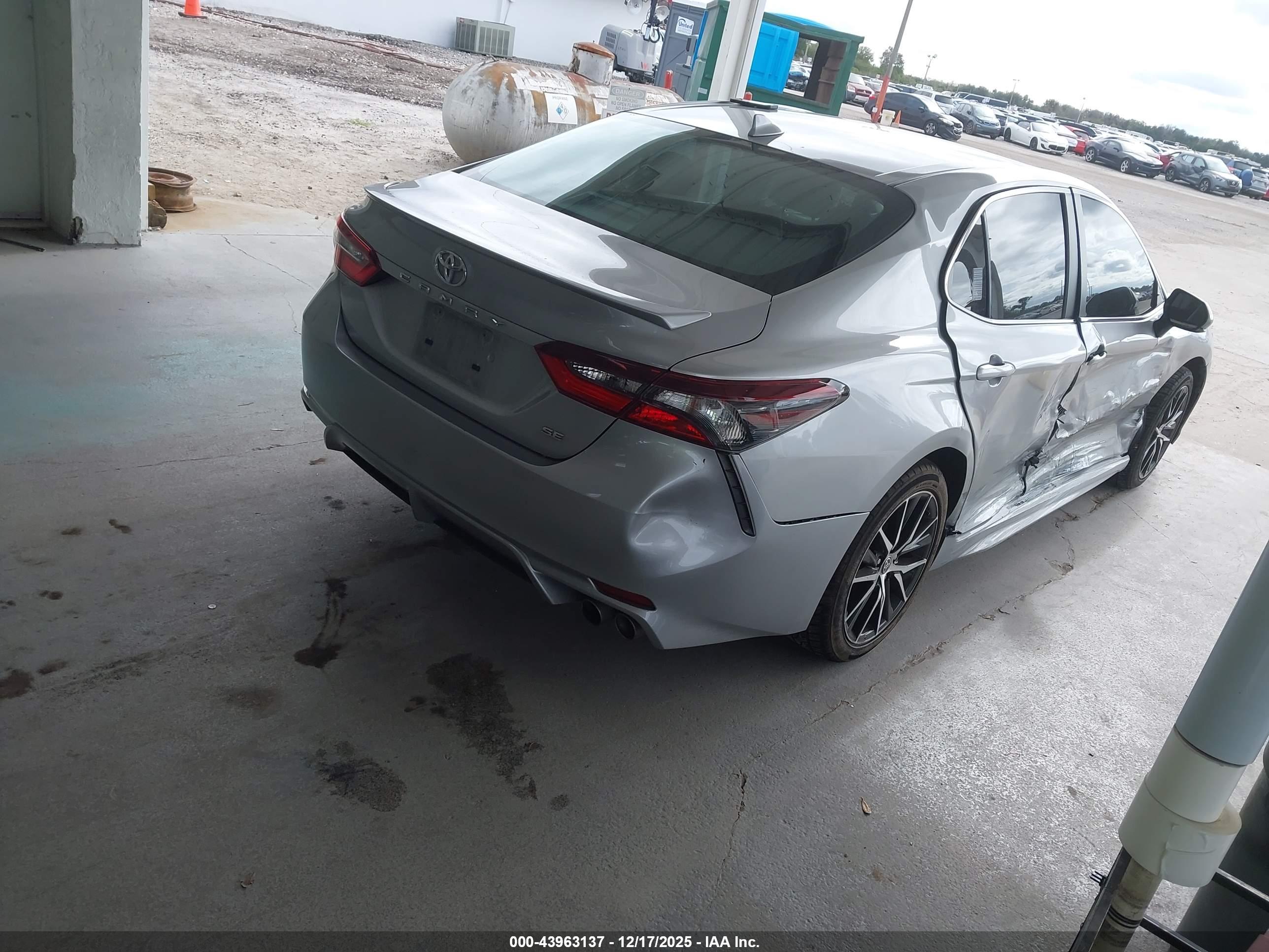 TOYOTA CAMRY image 4