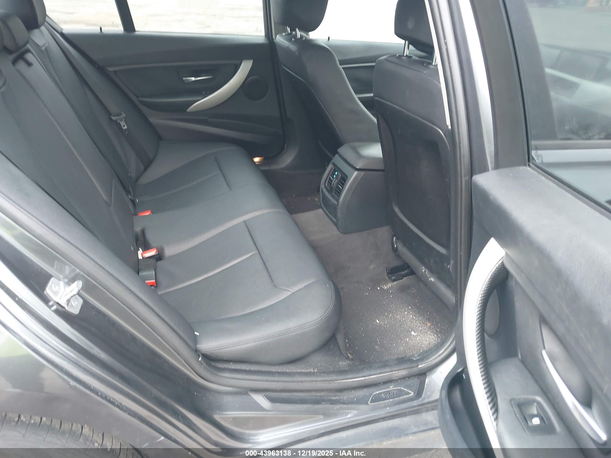 BMW 320I image 8