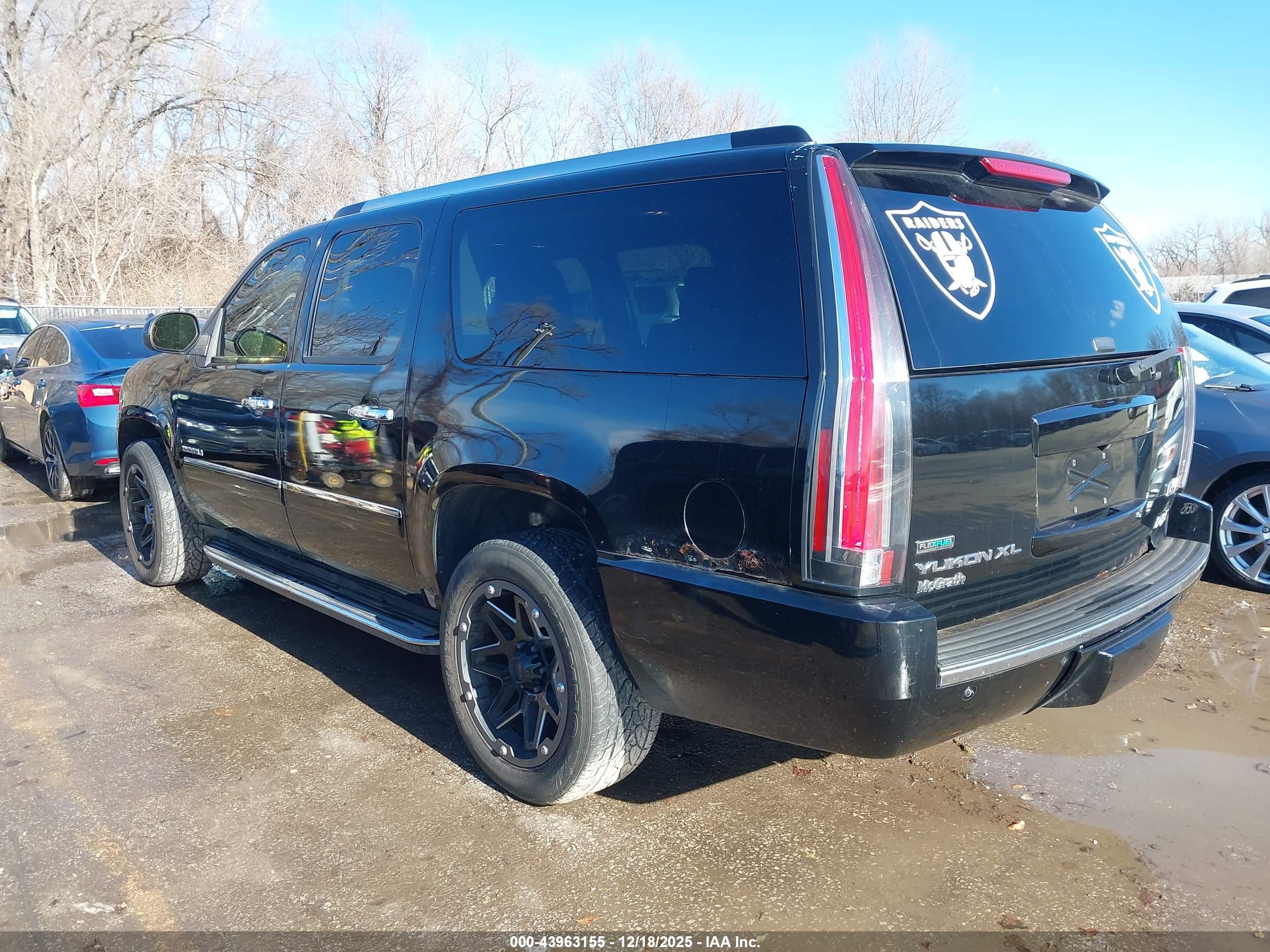 GMC YUKON image 3