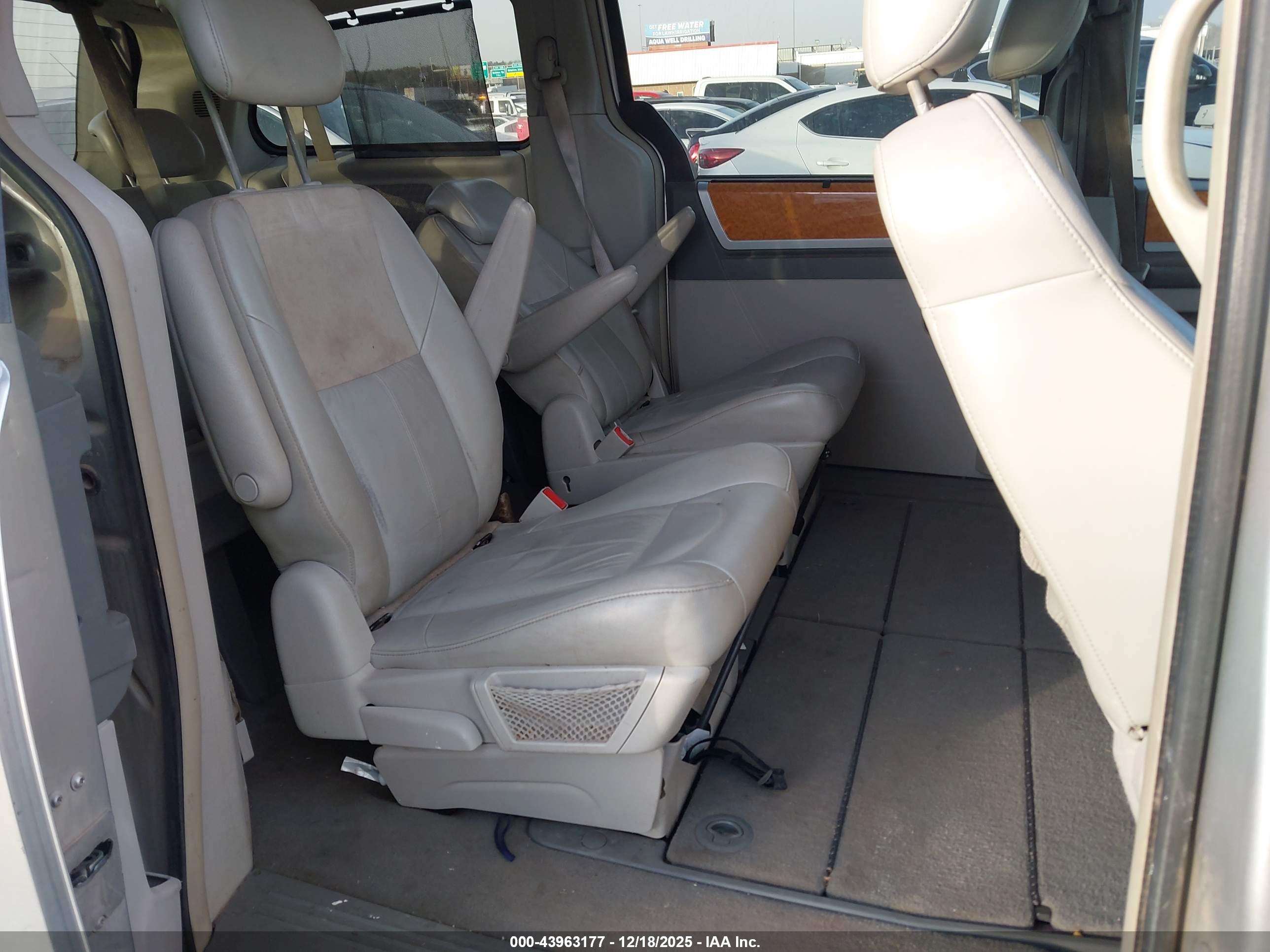 CHRYSLER TOWN image 8