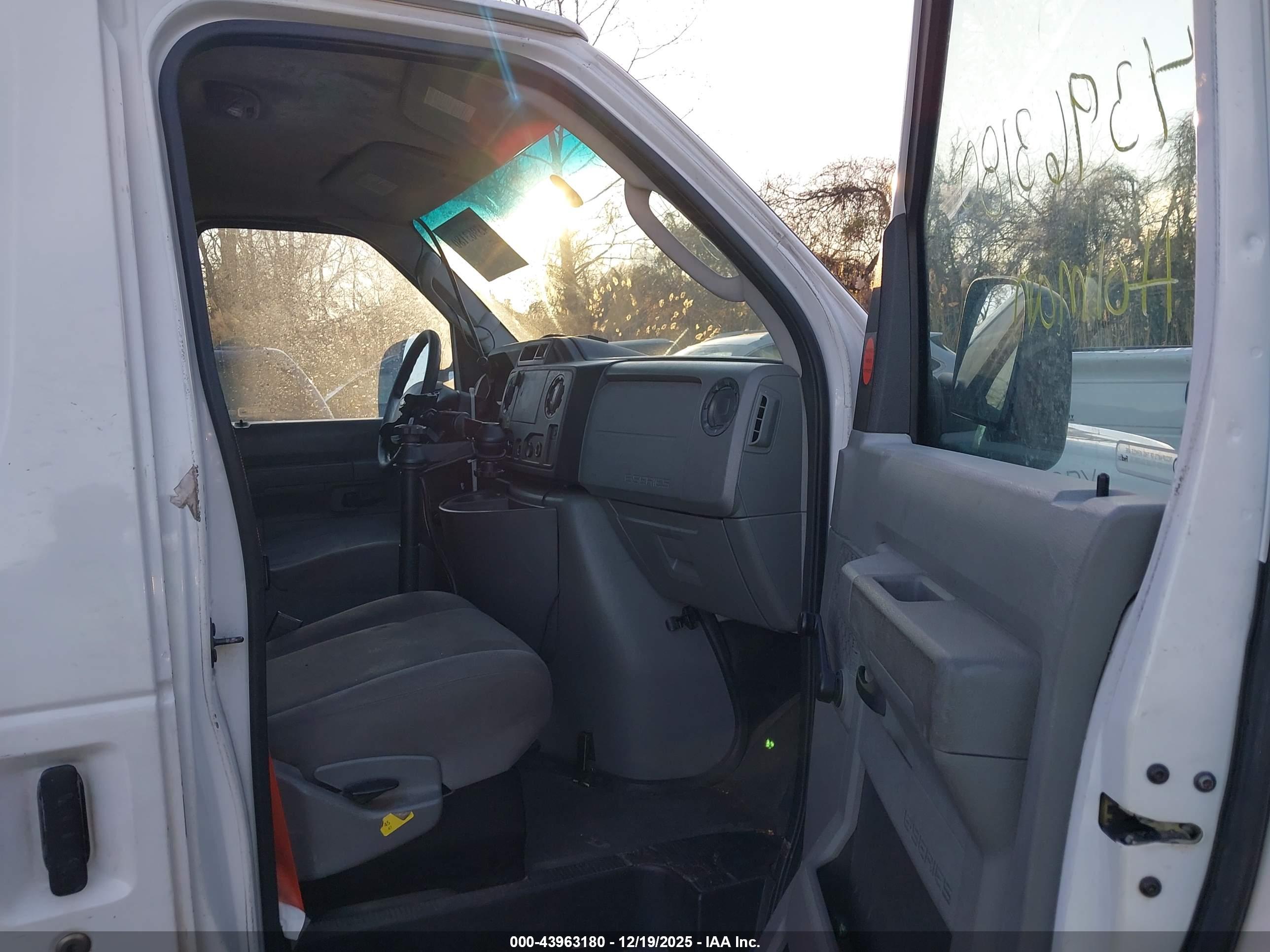FORD E-150 image 5