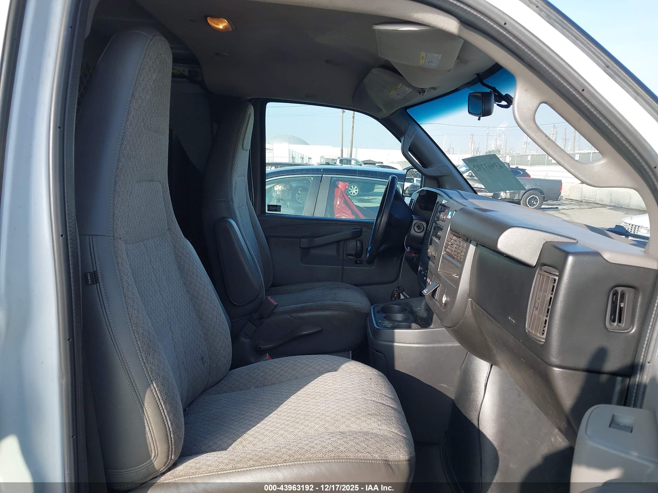 CHEVROLET EXPRESS image 5